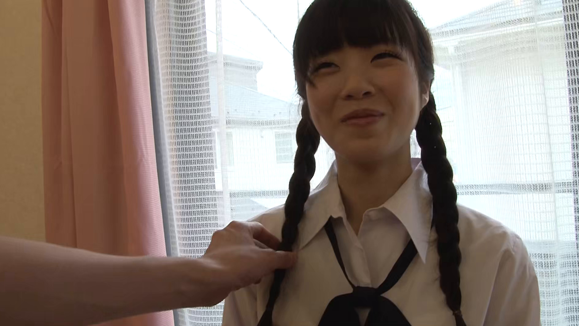オッパイちっちゃいから隙間から見えちゃうの