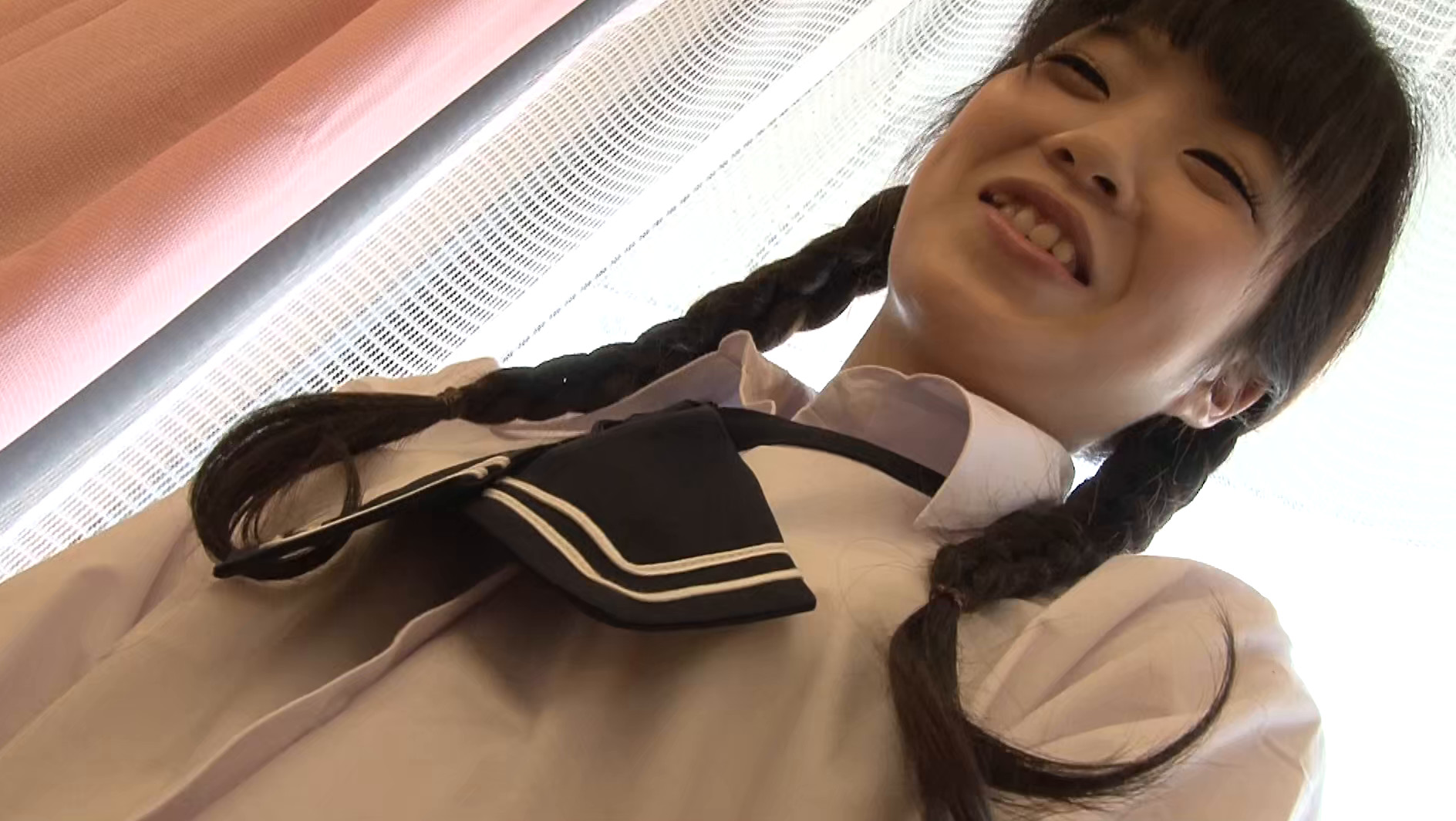 オッパイちっちゃいから隙間から見えちゃうの