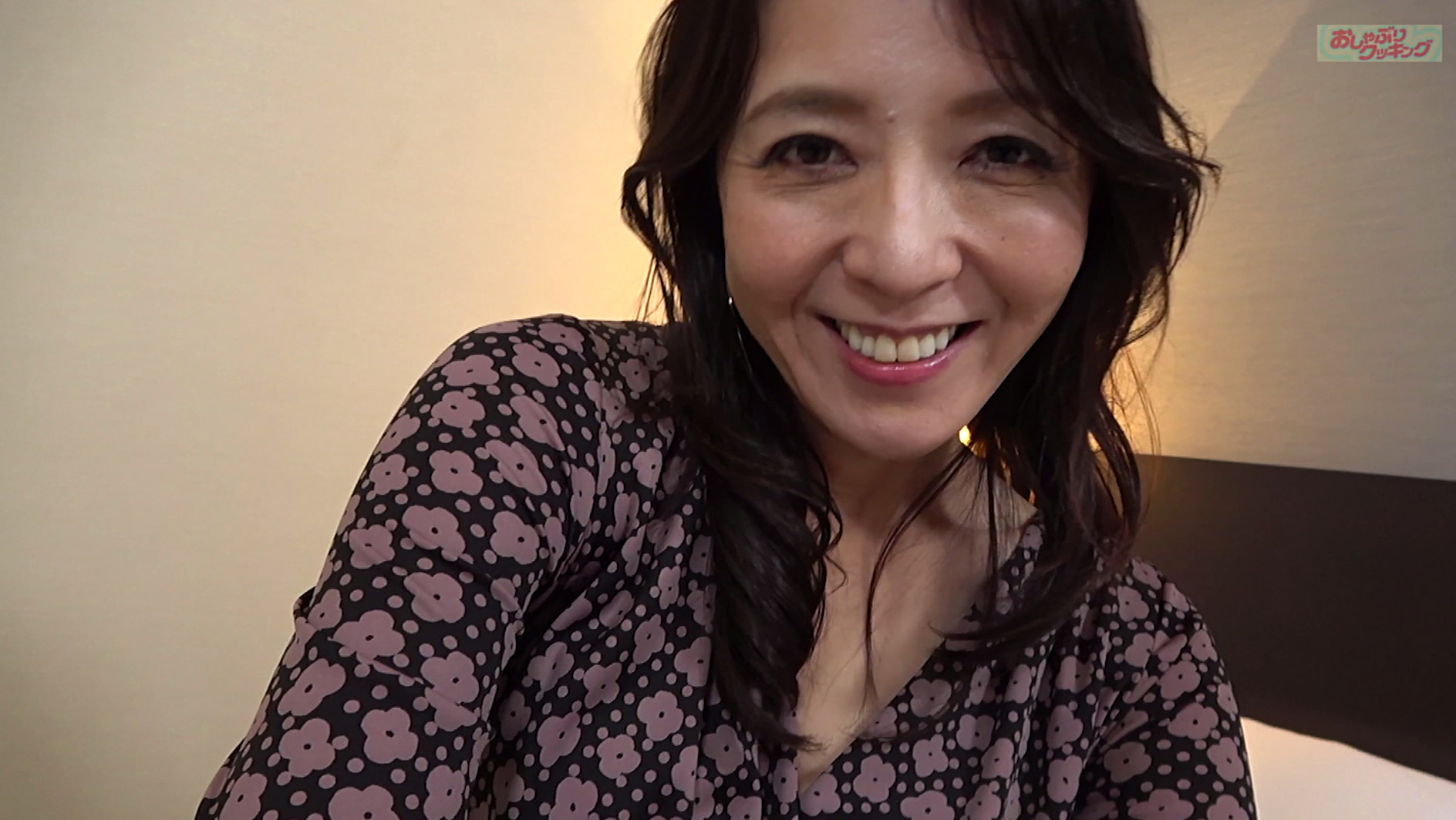 バブリーボディコンを着こなすエロお母さん水上のりこさん(46)と大学生のまゆちゃん(20) 画像2