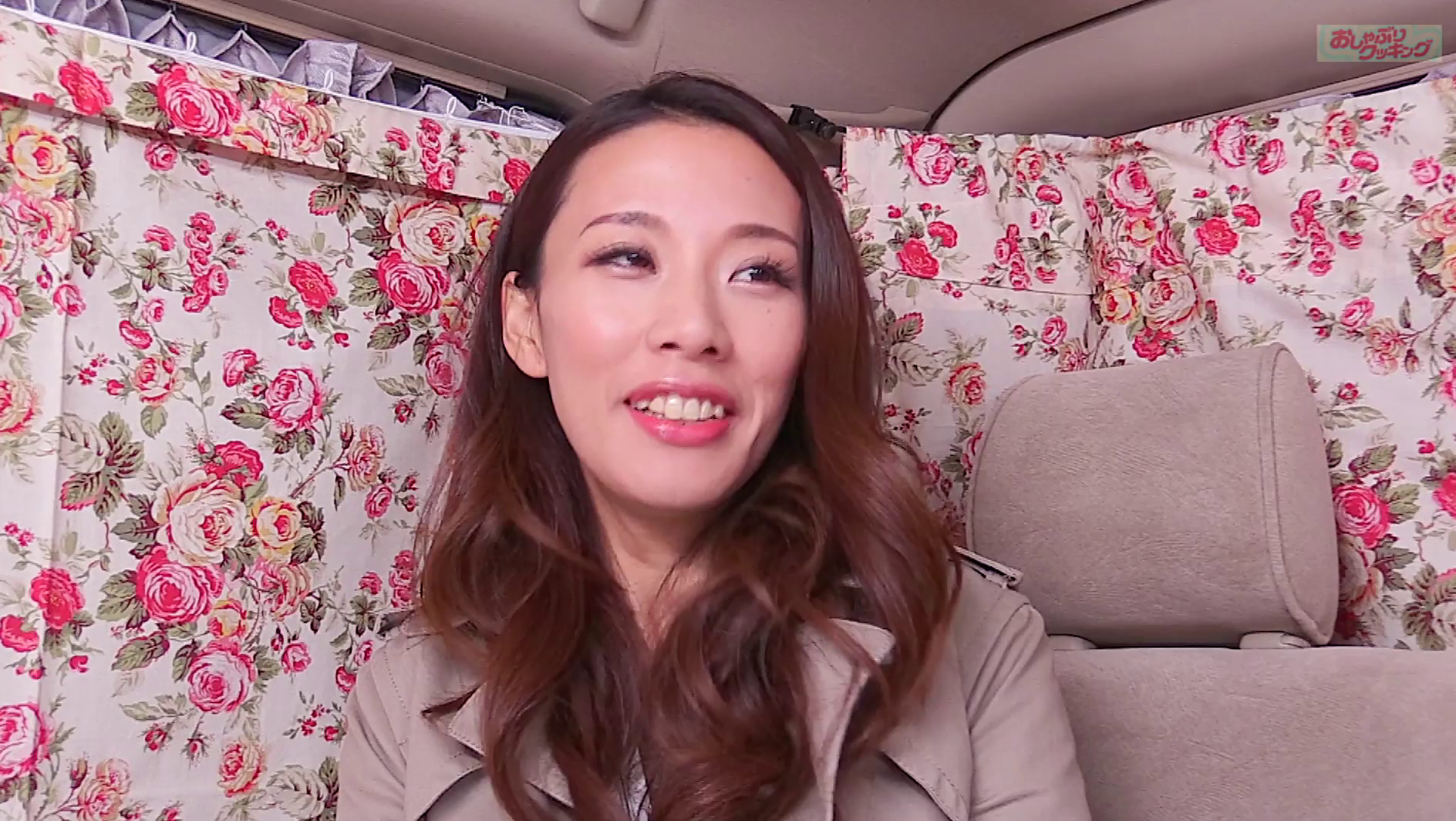 ミニスカにガーターストッキングというバブリー&エロな雰囲気のお姉さん系熟女42歳、椎名さん。 画像1