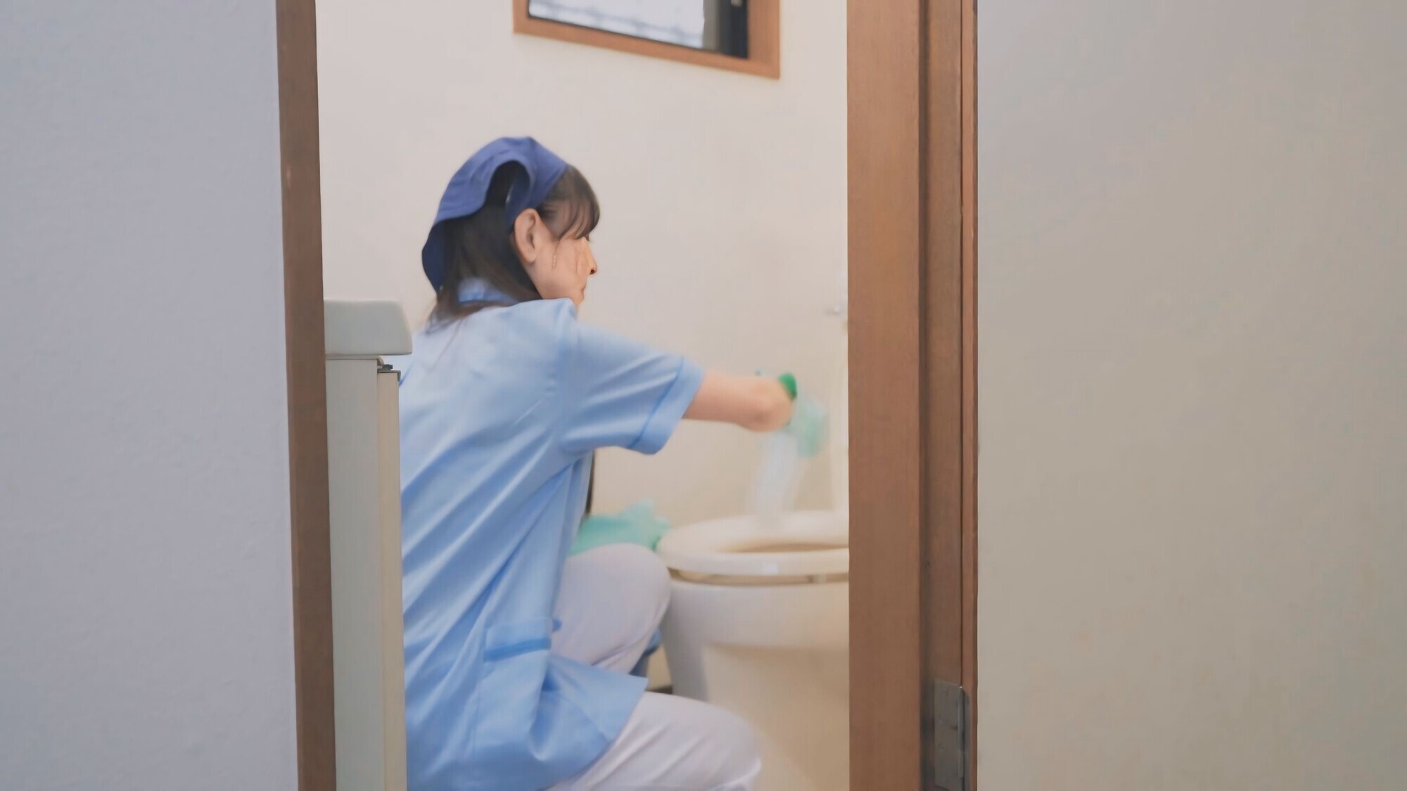 業務中にこっそりトイレでオナニーしてしまう熟女清掃員 麗子さん 画像1