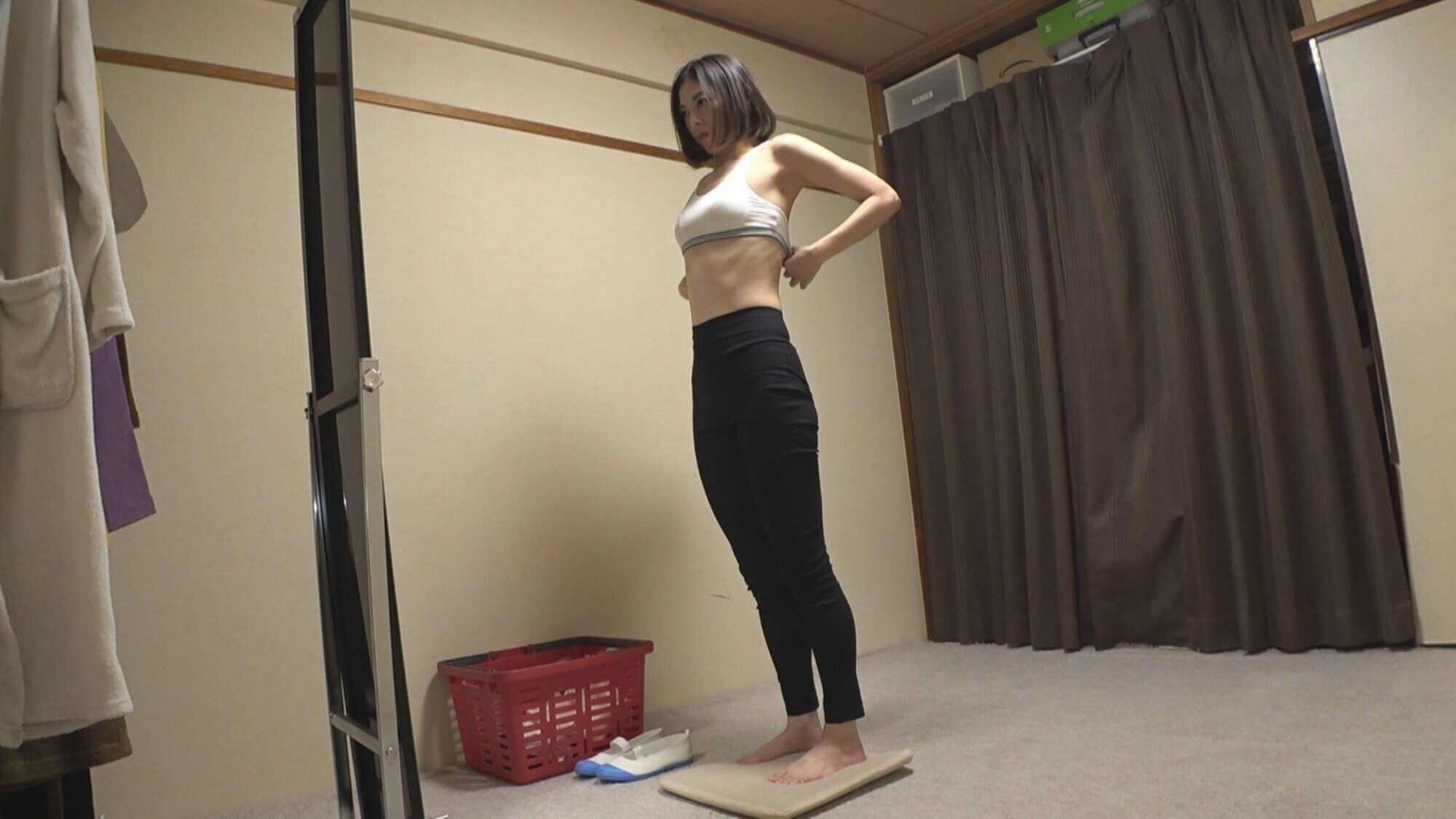 卯水咲流 ムチムチ美尻 神体育着 美少女やぽっちゃり娘らにピチピチ体育着を着せ、ハミパン、ムレムレワレメを毛穴まで見えるほどの超ドアップ接写!さらに尻コキ、着衣お漏らし放尿や体育着ぶっかけ等体育着好きに送る完全着衣フェチAV 画像1