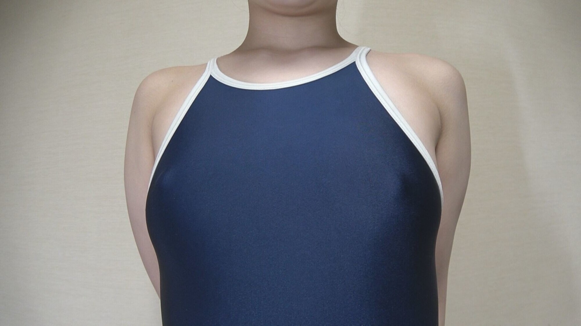 南日菜乃 濡れてテカってピッタリ密着 神スク水 可愛い女子のスクール水着姿をじっとりと堪能！着替え●撮から始まり貧乳から巨乳にパイパン、ハミ毛、ジョリワキ等のフェチ接写やローションソーププレイやスク水ぶっかけ等を完全着衣で楽しむAV 画像1