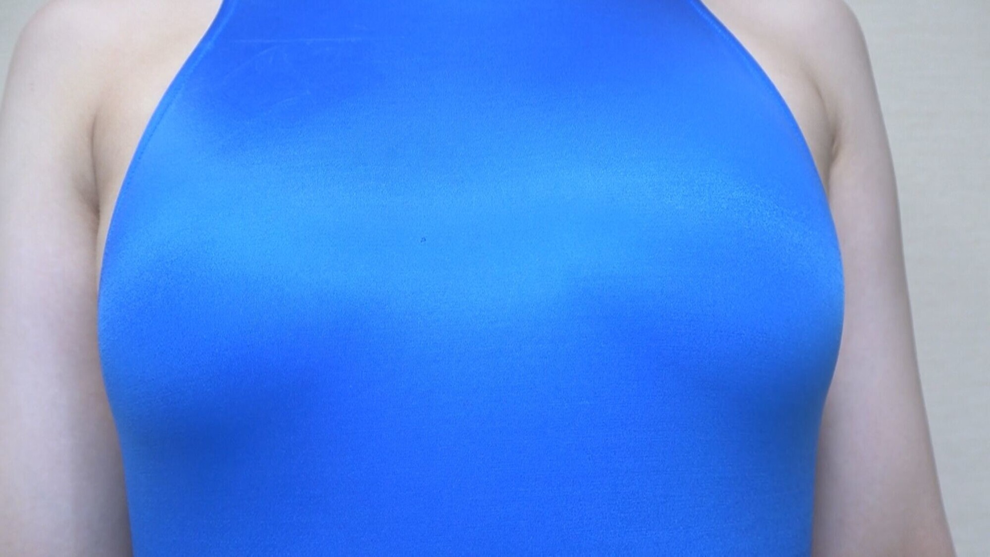 永野鈴 濡れてテカってピッタリ密着 神競泳水着 可愛い女子の競泳水着姿をじっとりと堪能！着替え●撮から始まり貧乳から巨乳にパイパン、ハミ毛、ジョリワキ等のフェチ接写やローションソーププレイや競泳水着ぶっかけ等を完全着衣で楽しむAV 画像1