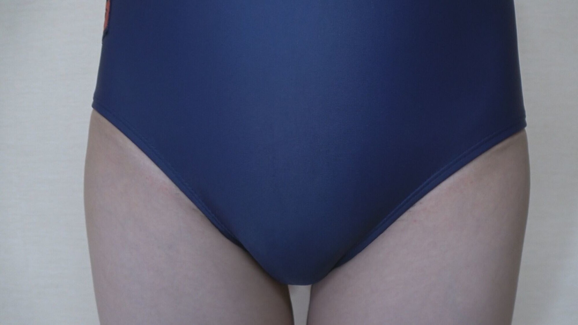 瀬戸ひなこ 濡れてテカってピッタリ密着 神スク水 可愛い女子のスクール水着姿をじっとりと堪能!着替え撮影から始まり貧乳から巨乳にパイパン、ハミ毛、ジョリワキ等のフェチ接写やローションソーププレイやスク水ぶっかけ等を完全着衣で楽しむAV 1枚目