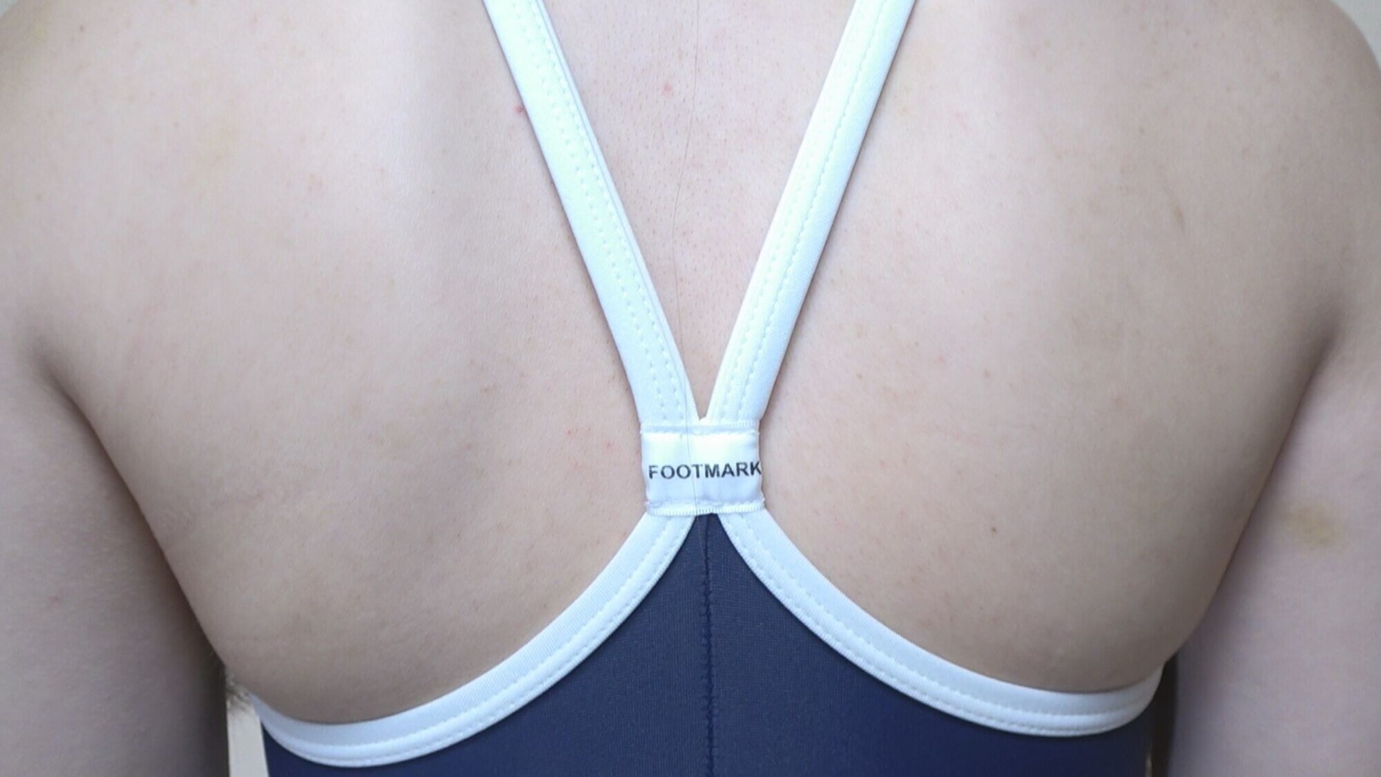 瀬戸ひなこ 濡れてテカってピッタリ密着 神スク水 可愛い女子のスクール水着姿をじっとりと堪能!着替え撮影から始まり貧乳から巨乳にパイパン、ハミ毛、ジョリワキ等のフェチ接写やローションソーププレイやスク水ぶっかけ等を完全着衣で楽しむAV 2枚目