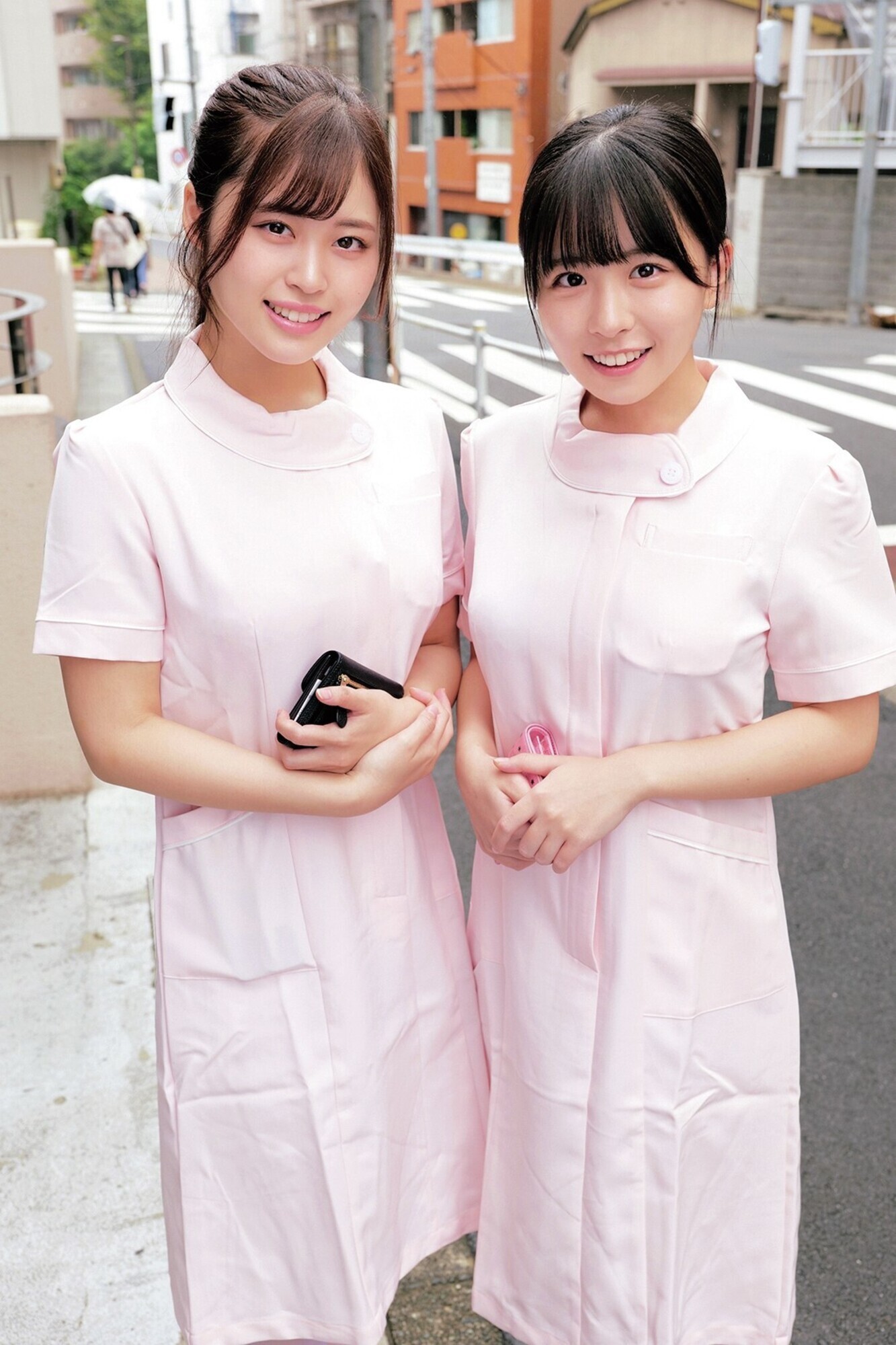 ママ友の仲良し美人奥様2人が【童貞君を探して筆おろしセックス出来たら100万円!?】かんなさん&ひとみさんW白衣の天使がヌキヌキハーレムご奉仕//元気に回復にむかう勃起チ○ポに大興奮しちゃって膣内射精治療!? あやか こなつ 画像2