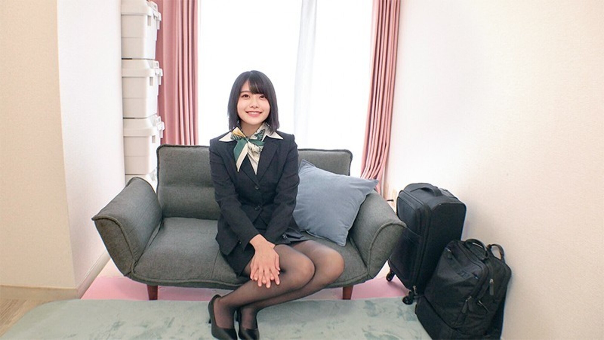 大手航空会社勤務の現職キャビンアテンダントさん!「女性経験ゼロ草食系男子のお悩み聞いてくれませんか?」黒パンスト美脚を目の前にフル勃起した童貞ち〇ぽにフライト帰りでムラムラしてるCAさんが赤面発情!自らまたがり腰振りガニ股騎乗位筆おろし!?連続中出しTAKEOFFゆのさんちゆさん 画像1