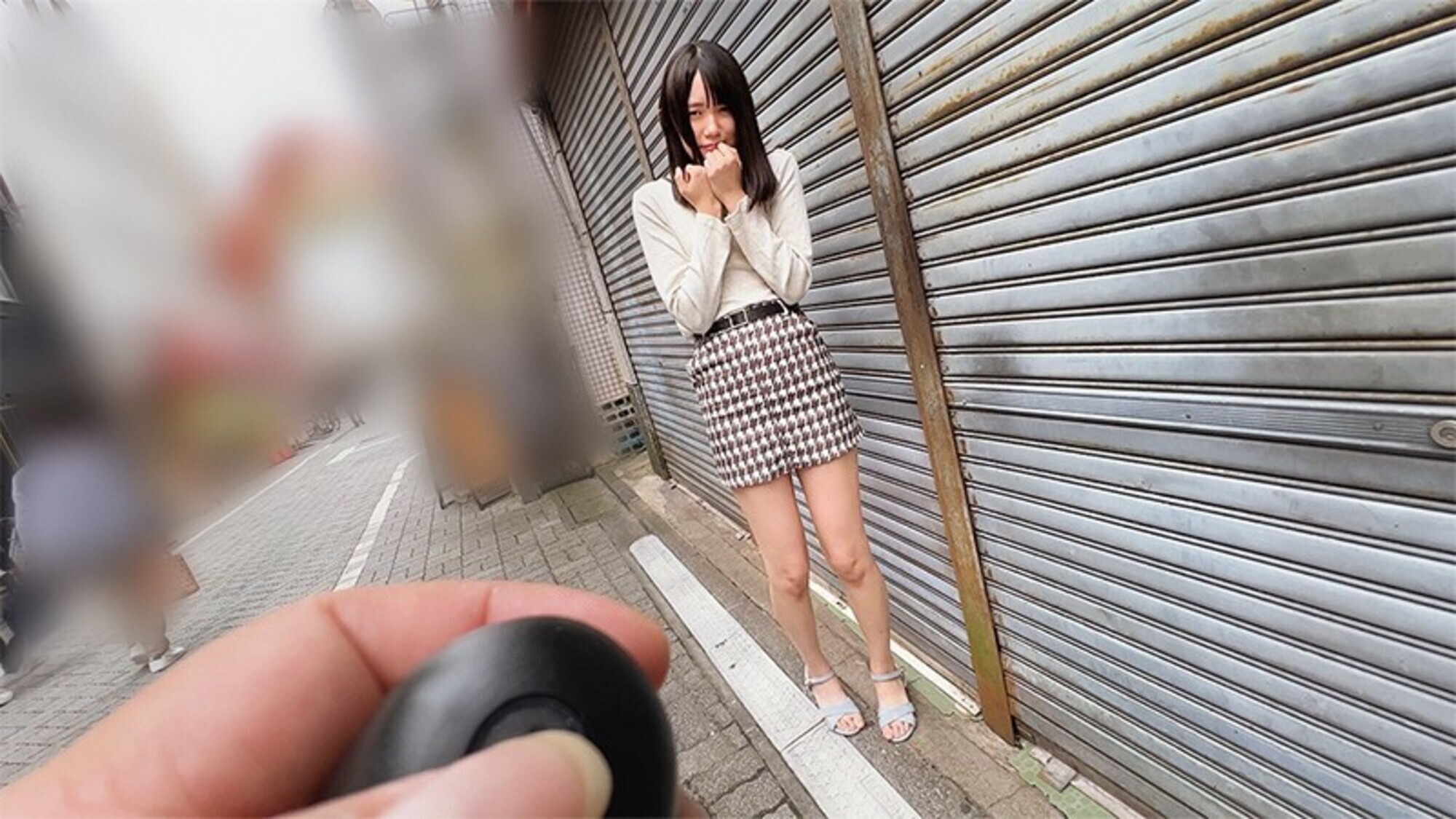 人生初の羞恥プレイでまさかのエロスイッチオン!素人美少女とリモコンバイブお散歩人混みの中ビクビク震えてイキまくってしまう女子たち! くるみさん あゆみさん 画像4