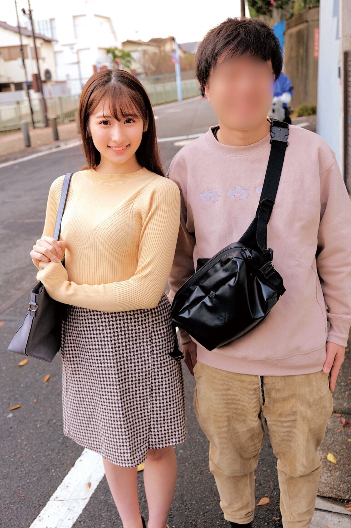 彼氏がいるけど仲良しな友達同士の男女が密着オイルエステぬるぬる素股体験!?おま●ことち●ぽをグチュグチュ擦り合わせる友達男女は理性を保てず欲望のままにヌルっと挿入してしまうのか!?じゅん&たつや ゆの&たかし 画像1