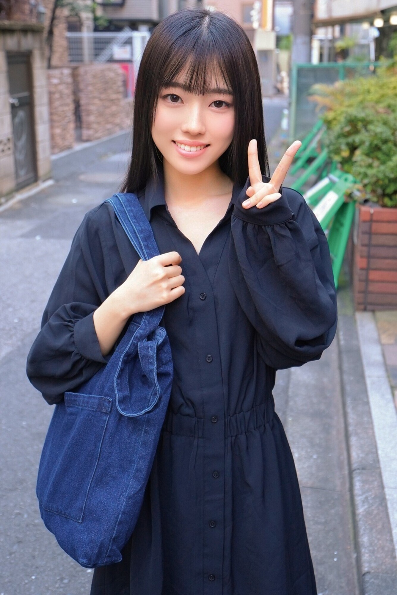 彼氏を喜ばせたい素人女子大生がメンズエステ密着マッサージ講習体験!?超照れながらオイルヌルヌル施術中・・・密着しすぎて勃起チ○ポがアソコを布越し2cm挿入!?そのまま彼に内緒で生ハメ中出し裏オプション みのりさん つばめさん 画像2