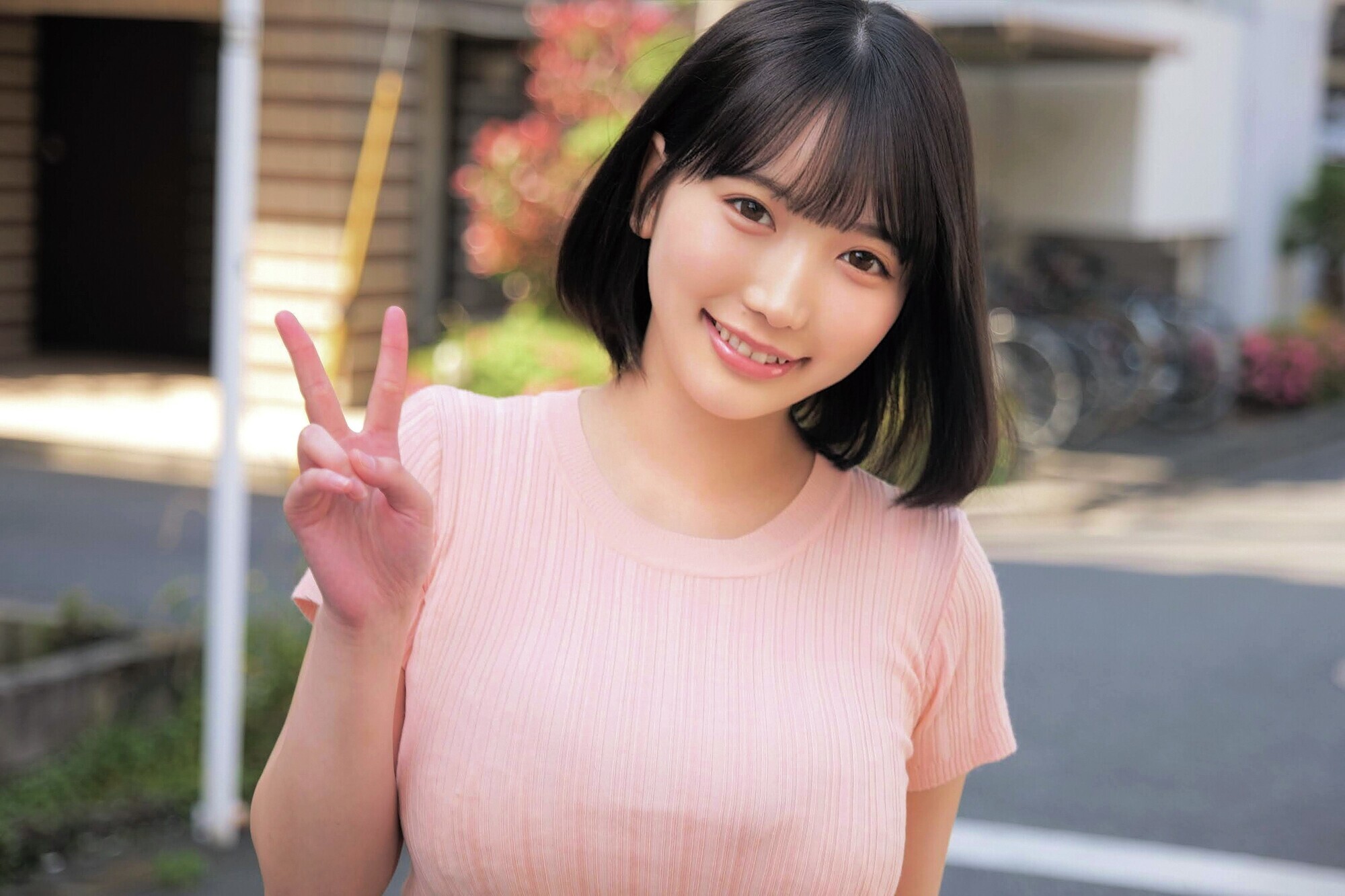 素人女子大生限定!パンティ素股でカチカチち●ぽがアソコに擦れて赤面発情!クロッチは恥ずかし汁まみれ!そのまま生で擦り合わせて、ヌルヌルワレメに結局つるんっと入って生中出し!!ウブなハニカミ娘編 りむ ちはる 1枚目