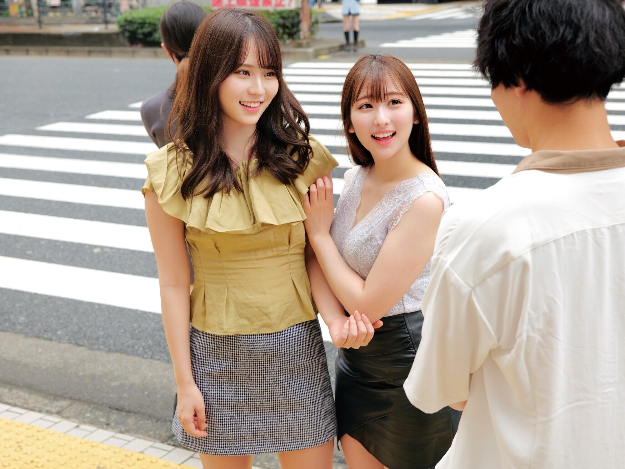 【童貞君を探し出して筆おろしセックス出来たら100万円!?】親友の素人娘2人が童貞求めてはじめての逆ナンパ!! りのちゃん じゅんちゃんWカワイイ看護師さん!オナニーじゃないと射精できない遅漏チ○ポを気持ちよーく改善治療///W白衣の天使がヌキヌキハーレムご奉仕// みなみ ゆい 2枚目