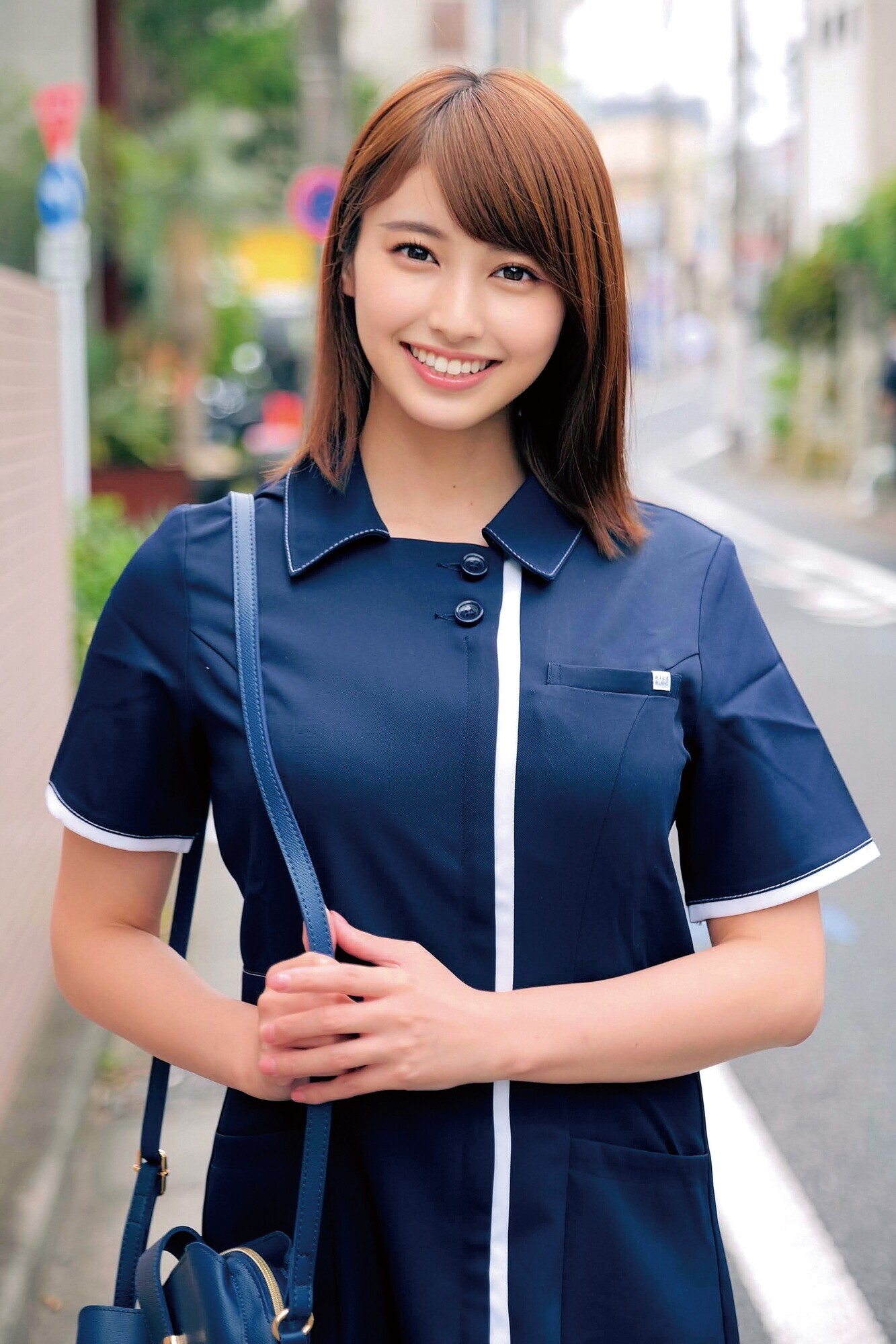 一流百貨店に勤務する清楚で品格漂う美容部員さんが童貞君とくちSEX！キス未経験男子に唇が素敵なキス好き女子がDキス、舌吸い、舌挿入、舌激ピストン！顔中よだれまみれで恍惚絶頂！下のお口も濡れ濡れになってま●こでも生中童貞筆おろし！！ ひとみさん まひるさん 画像2