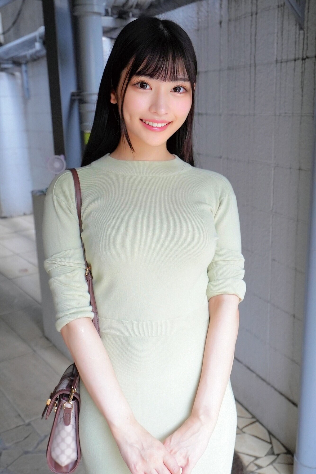 責め経験ほぼゼロ//超うぶ素人娘がM男くんと密室2人きりww「ほら精子出しなよ///でも勝手に出しちゃダメぇ~」敏感すぎるM男に大発情&ドS痴女覚醒!?乳首舐め手コキ、顔騎、足コキ、罵倒で小悪魔寸止め//暴発しちゃうMチンに跨り杭打ち騎乗位でエロエロ腰振りエンドレス絶頂!!M男君のキャンタマ枯渇するまで精子搾取連続中出し!! さくらちゃん みとちゃん 1枚目