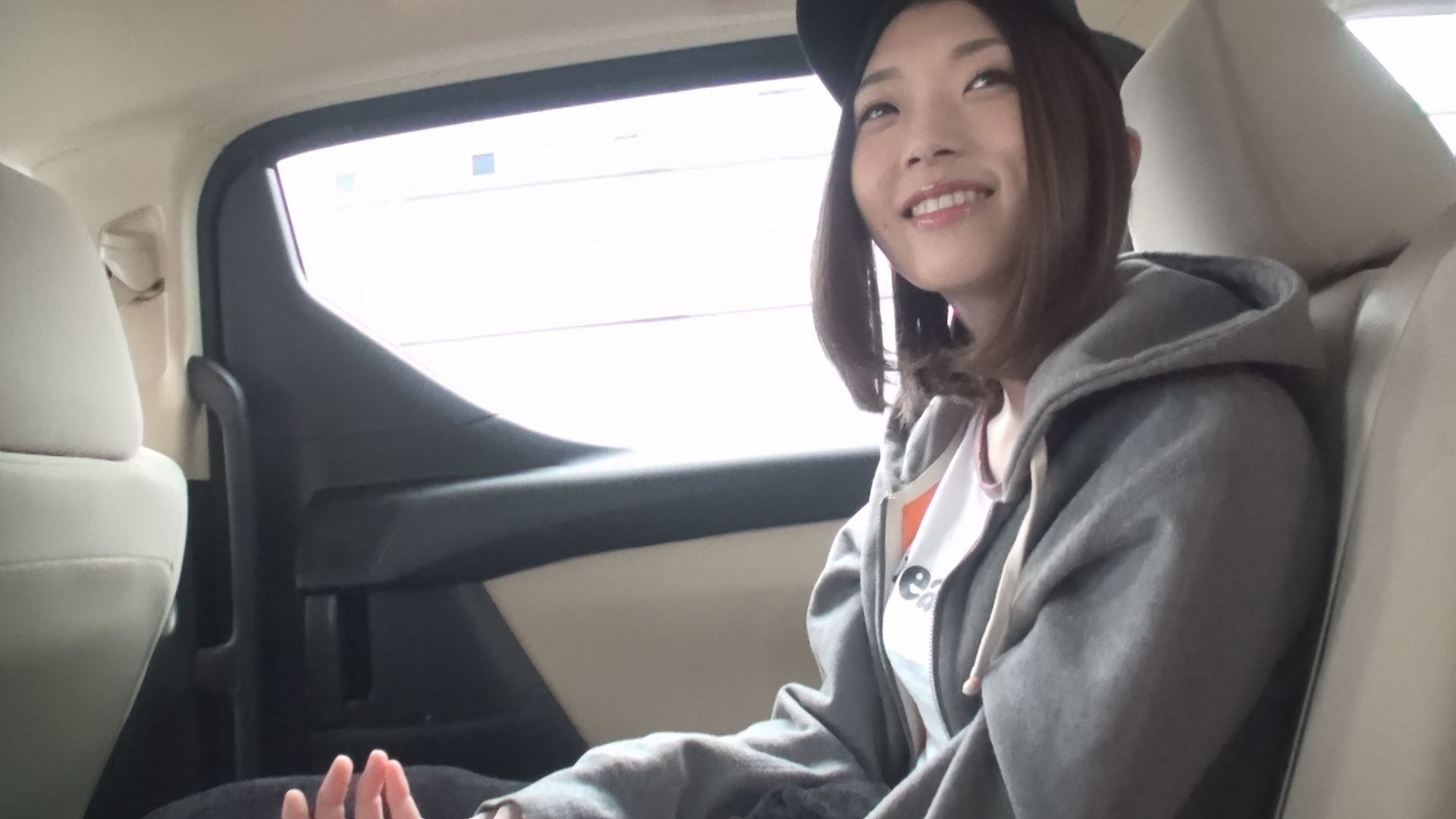【台本ナシ、演技ナシ】1対1のプライベートSEX3本番!!AV監督宅に押しかけ2人っきりでハメ撮られまくり! 香苗レノン 画像1