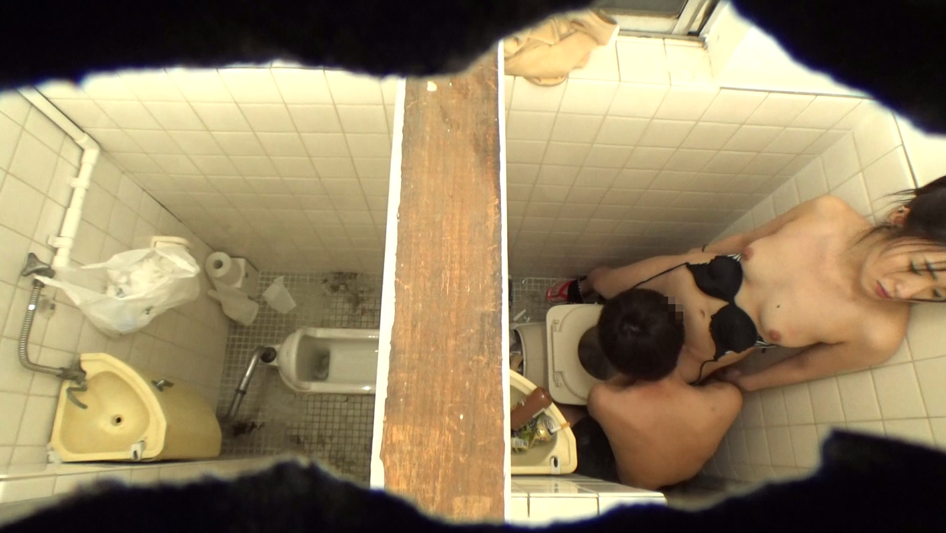 真夏の30日間 海辺の公衆トイレ定点盗撮ドキュメント 画像4