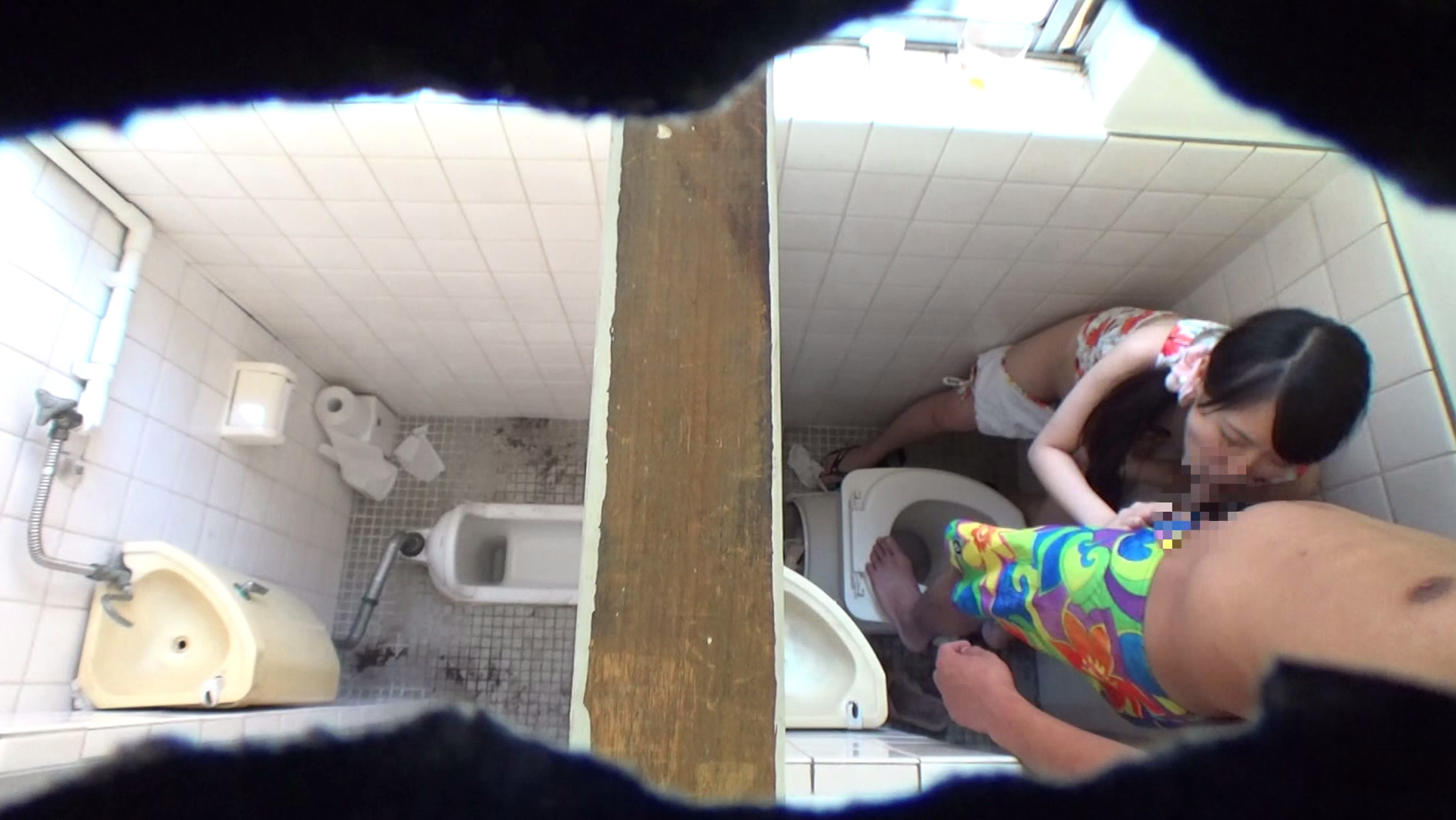 真夏の30日間 海辺の公衆トイレ定点盗撮ドキュメント イメージ21