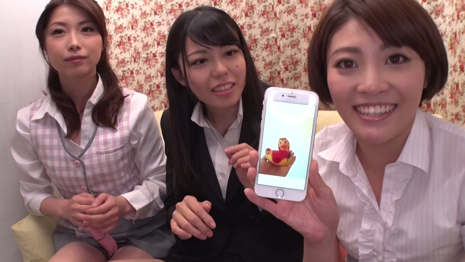 女監督ハルナの素人レズナンパ94 同じ会社の女の子同士!恥ずかしいけど激イキ初レズ体験! 画像4