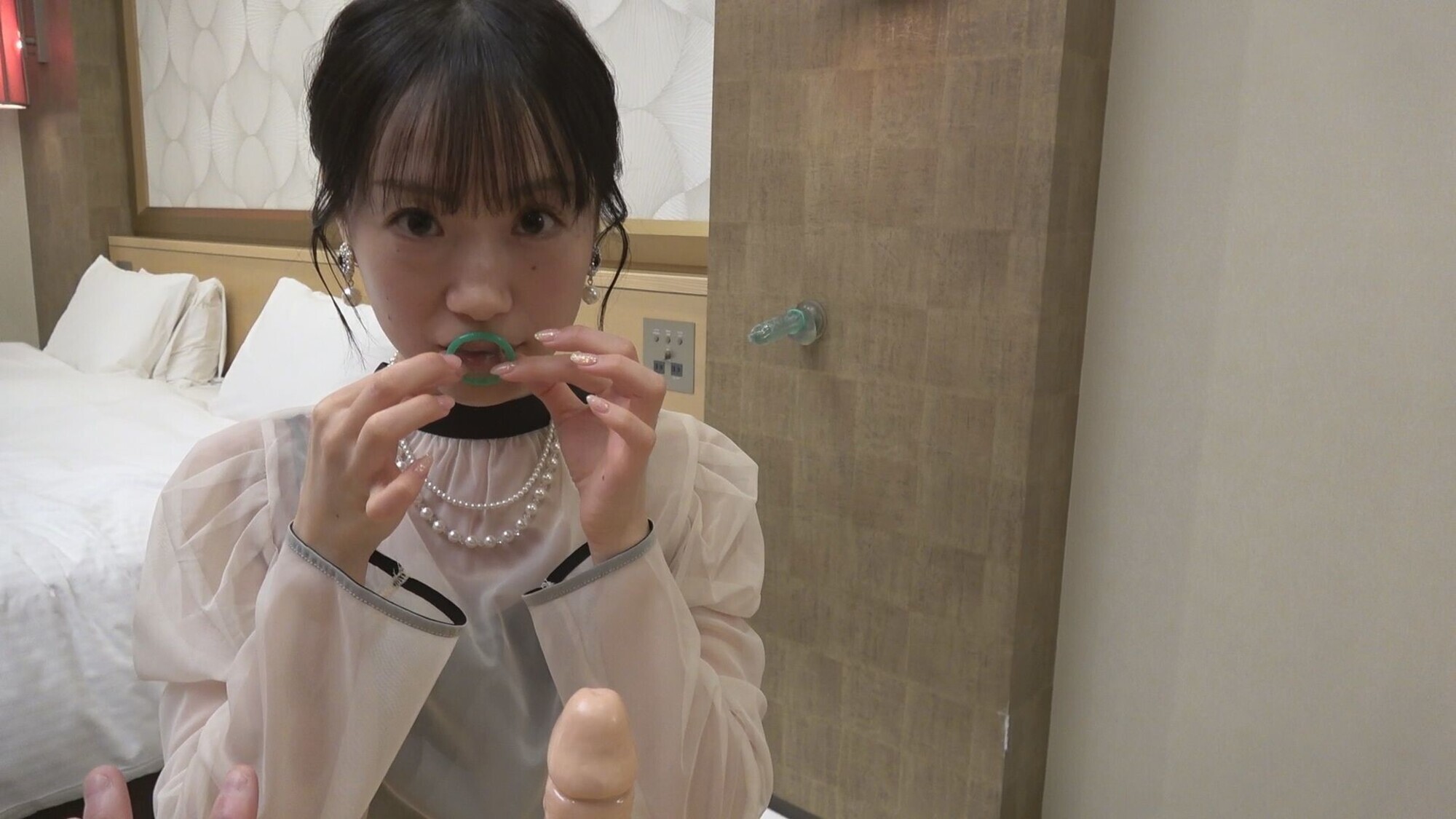 ガチナンパ! 結婚式帰りの女性がお口だけでコンドーム装着に挑戦!妊娠願望が強くなって最後はゴムを外して何度も中出し懇願! 5枚目