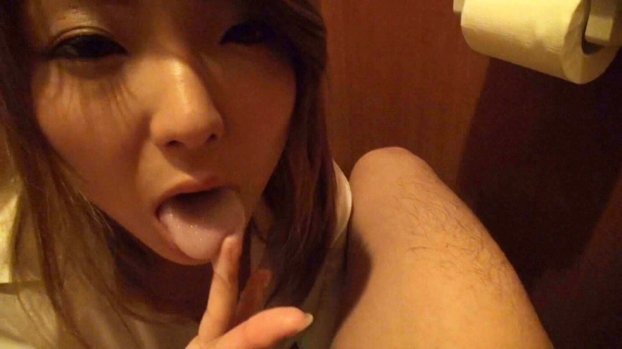 オフィスで発情 性欲が高まる秘密のツボを働く女性に勤務中に試したら!? しほ 画像6