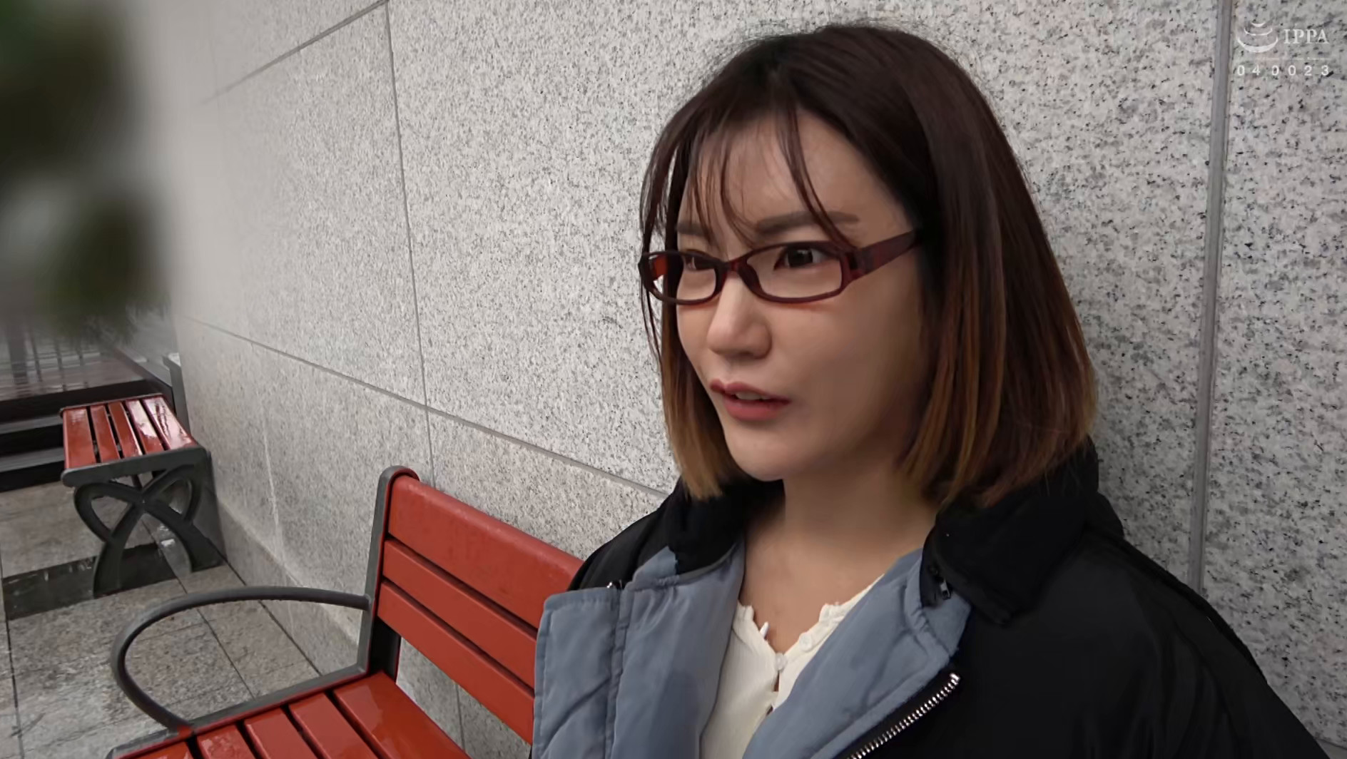 韓国で見つけた雨の中で読書する不思議な彼女は、アイドル顔負けのビジュアルと超絶クビレの持ち主!脱がしたパンティの匂いを嗅ぎながらの羞恥プレイでハメ倒す! 画像1
