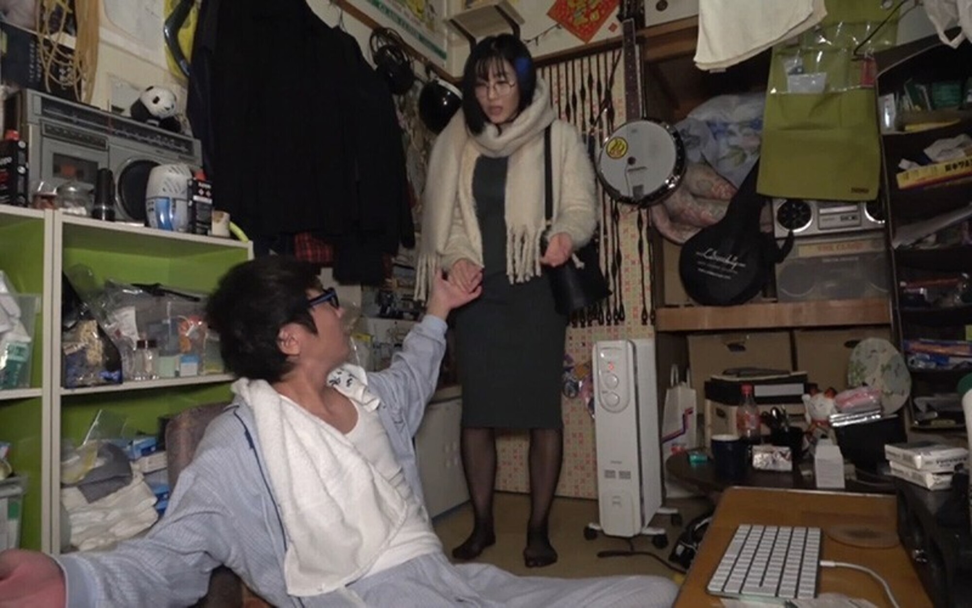 素人裏垢女子と近所の奥様と生徒の母親に生中出し クズ親父あきら監督が自ら選ぶ!「珠玉の中出し自選作品集」素人娘にうっかりナマで中出ししたら100倍返しでお仕置きされました!(泣) 画像1