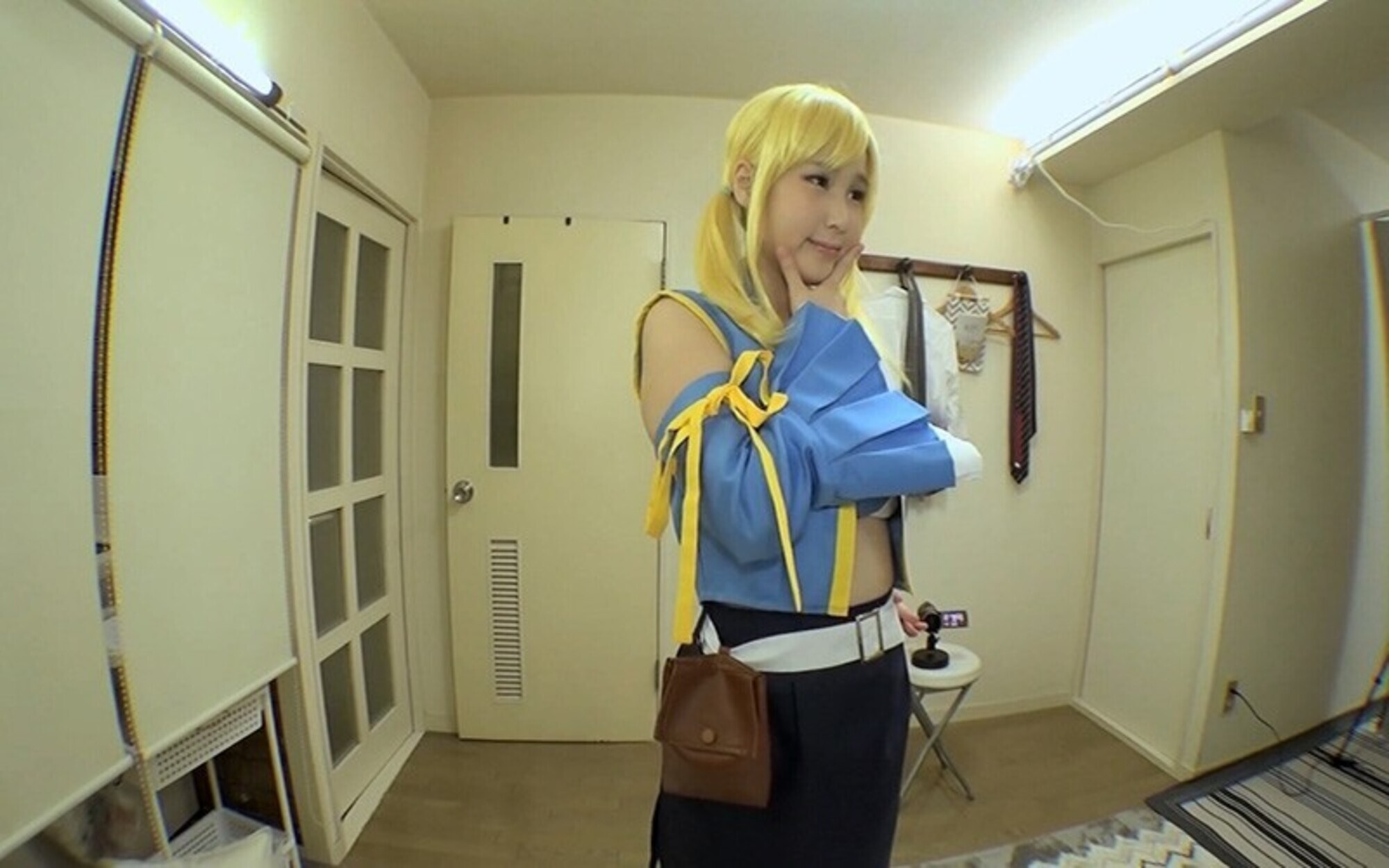 人妻ママにコスプレさせたら恥ずかしい思いで欲情 濡れまくり!着たまま生挿入ガン突きピストン生中出し 画像1