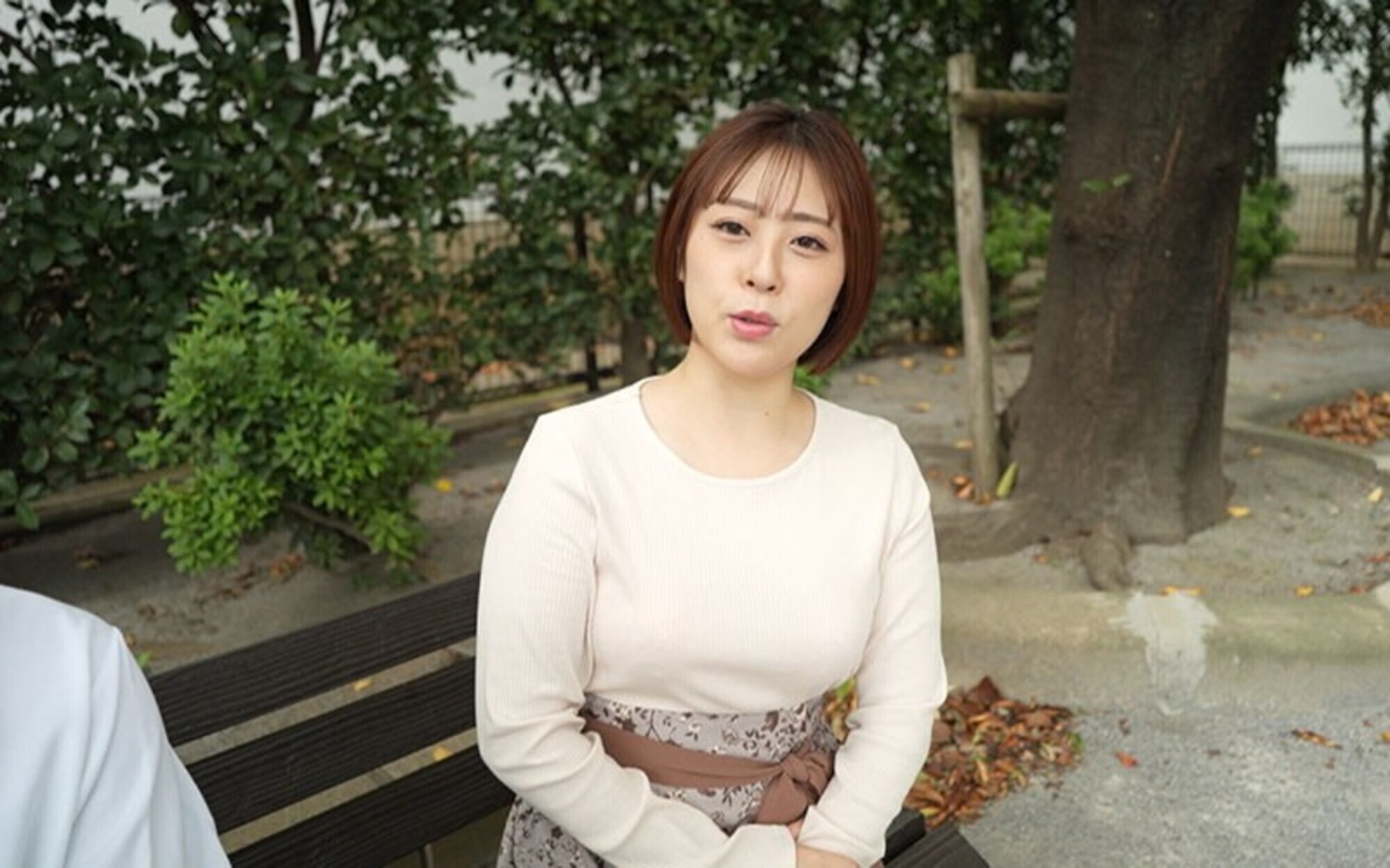 新B級素人初撮り 124 「あなた、ゴメンなさい。」優里さん 28歳 某大手衣料メーカー勤務 人妻 ケツが卑猥です 美白ボディ「身体褒められると嬉しい！」「中も外も同時にされるの好きです」「色々注文し過ぎですよね（汗）」 画像1
