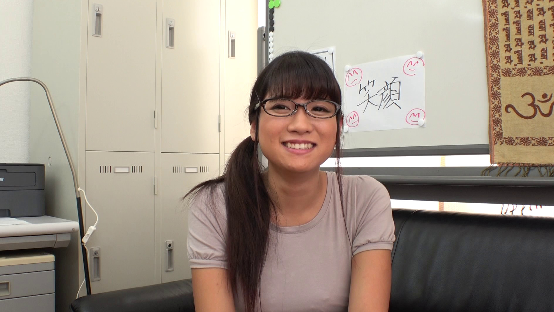 クリーニング屋で働く若妻さんは乳首ビン勃ち巨乳ママ 朝日さん22歳 画像1