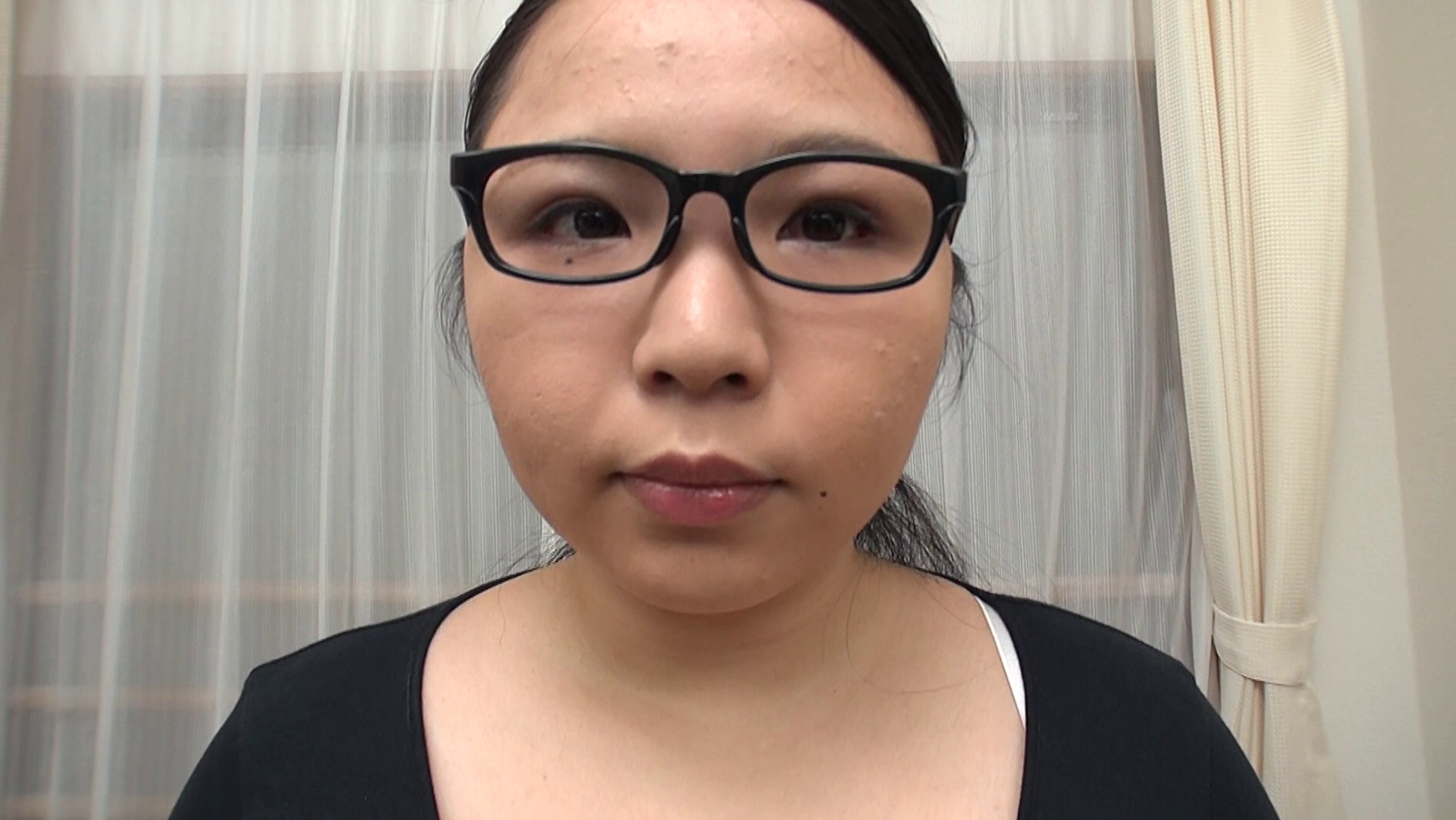 コンビニでパートをするメガトン巨乳のメガネ主婦 高光さん26歳 画像2