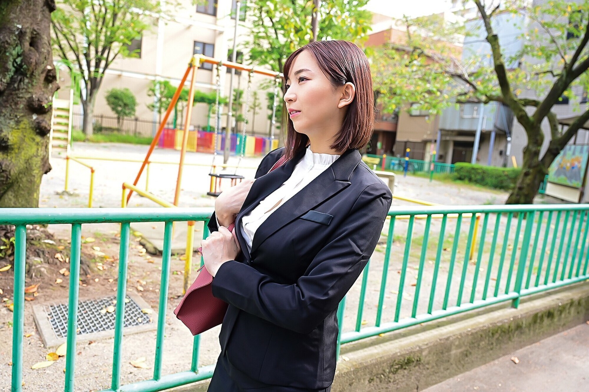 ハチキレそうなGカップおっぱいをエロ親子に狙われた新人家庭教師 鈴木真夕 画像1