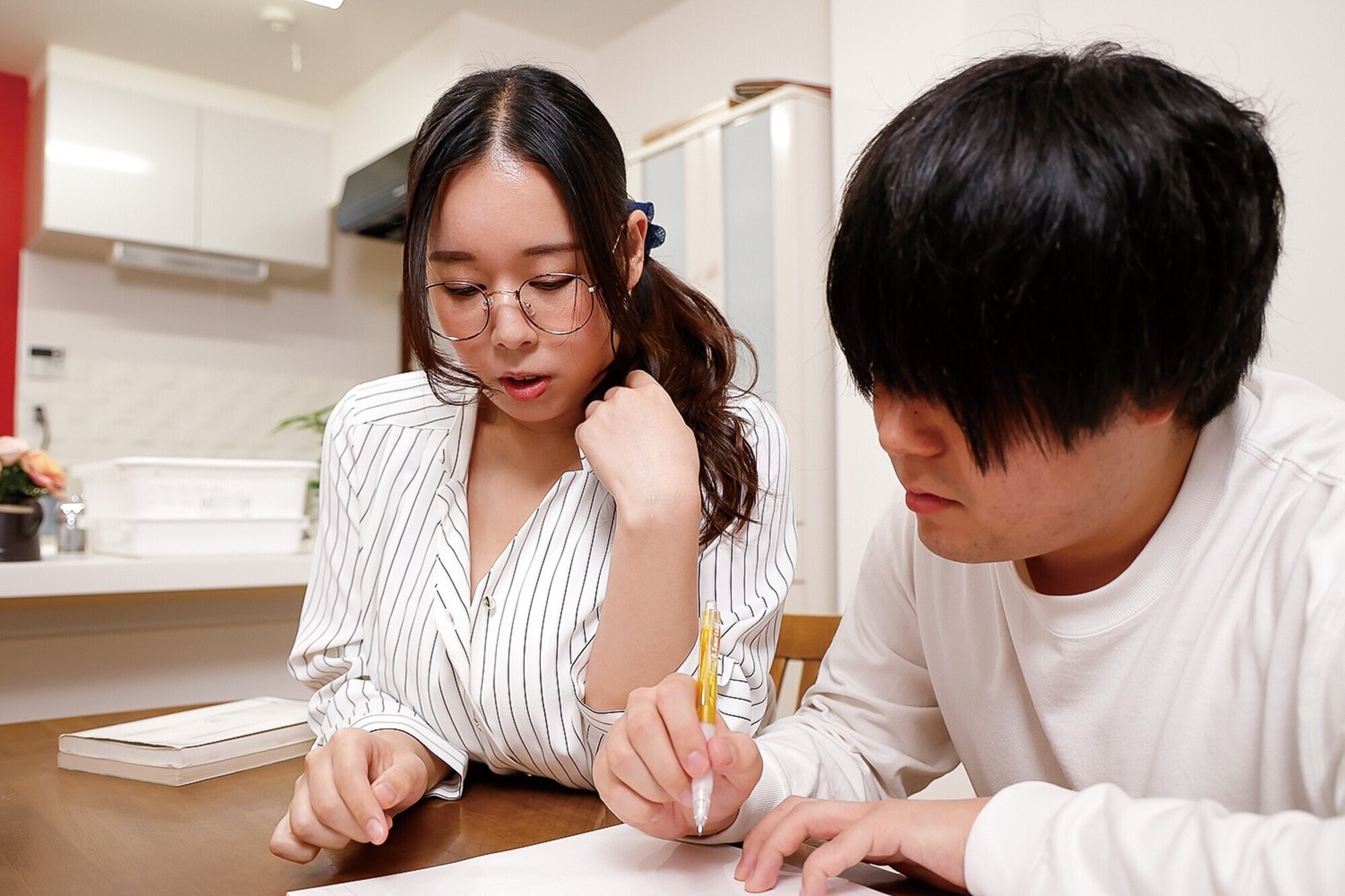 家庭教師は爆乳Jカップ!我慢できなくて1日限定でママになってもらいました!! 塚田詩織 画像1