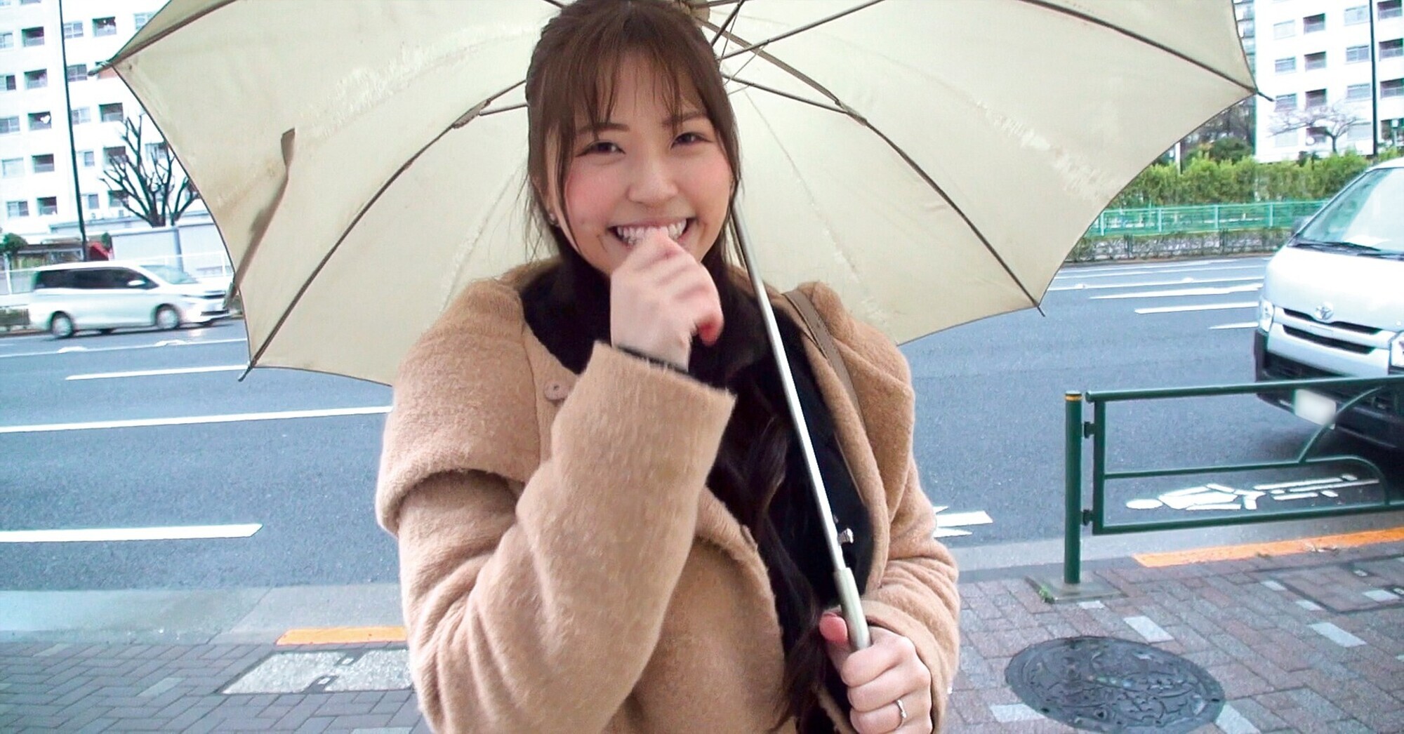 街角で結婚2年目の笑顔が素敵な巨乳奥さんにインタビューと偽り事務所に連れ込んで仕掛けたエロトリップでメ~ロメロにして中出し性交! りなさん27歳 画像1