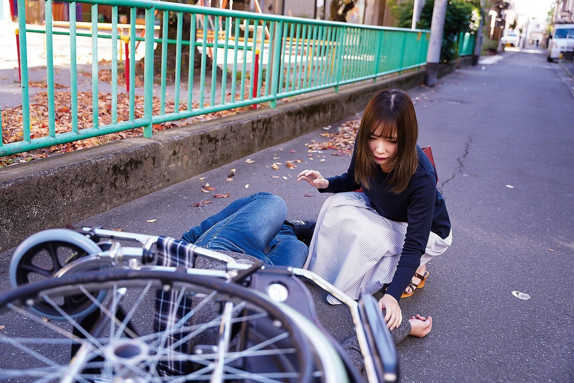 当たり屋に狙われ、示談金を体で払わされた不運ないいなり美人妻 一条みお