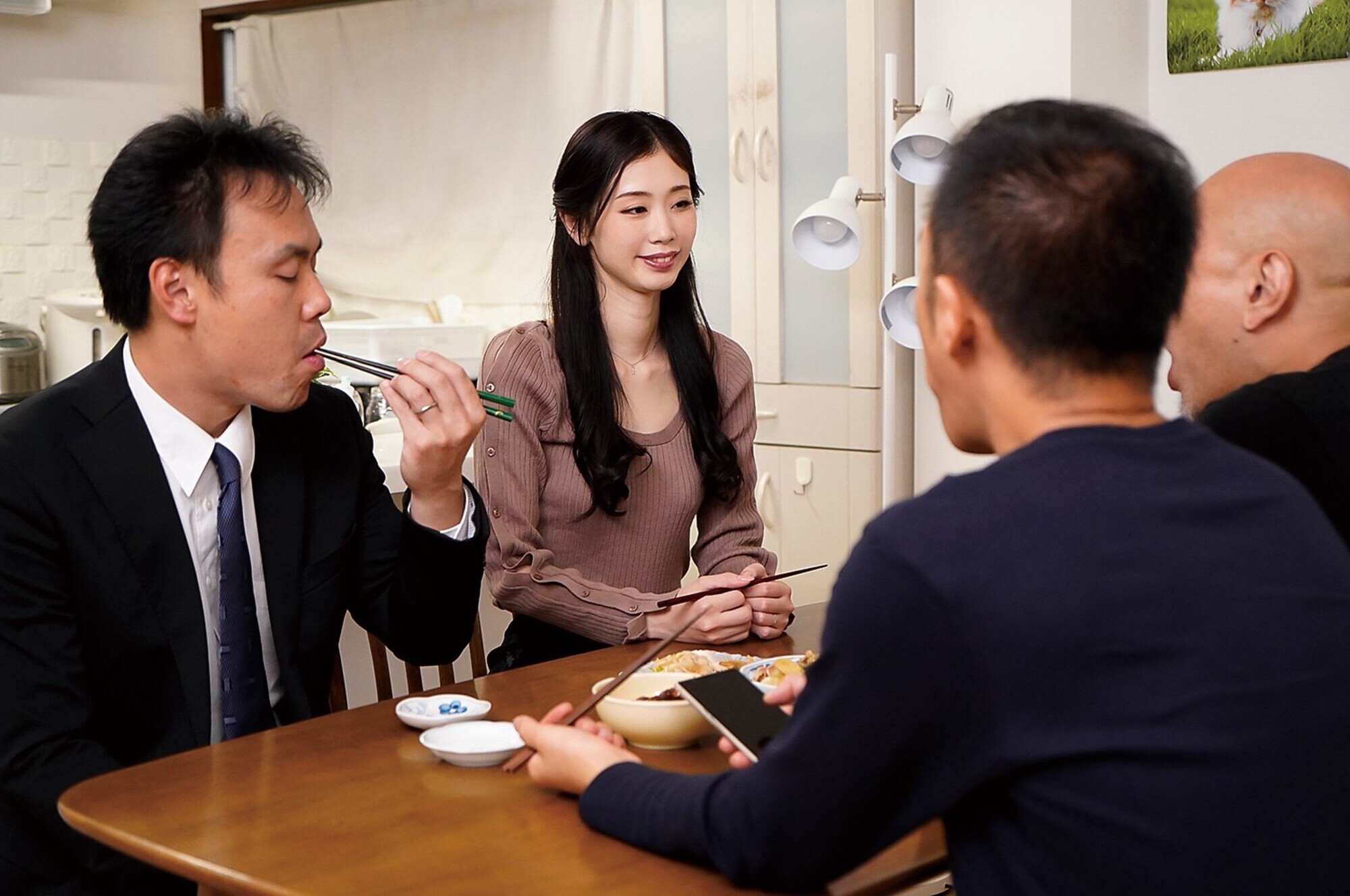 夫とのセックスに不満がある私は、夫の兄、そして弟とも関係を持ってしまった・・・。 小松杏 画像1