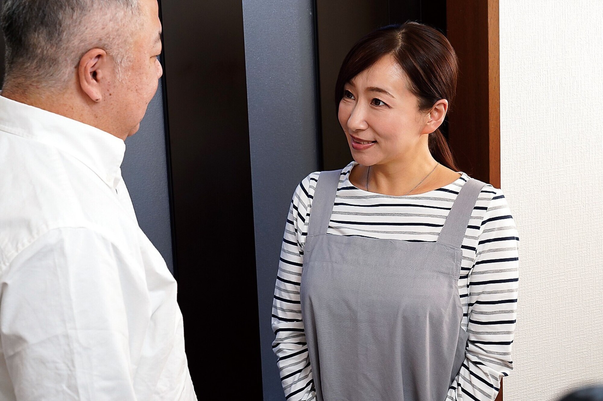 一見普通のおばさん家政婦だが、実は女王様気質のド痴女だった!? よしい美希 画像1