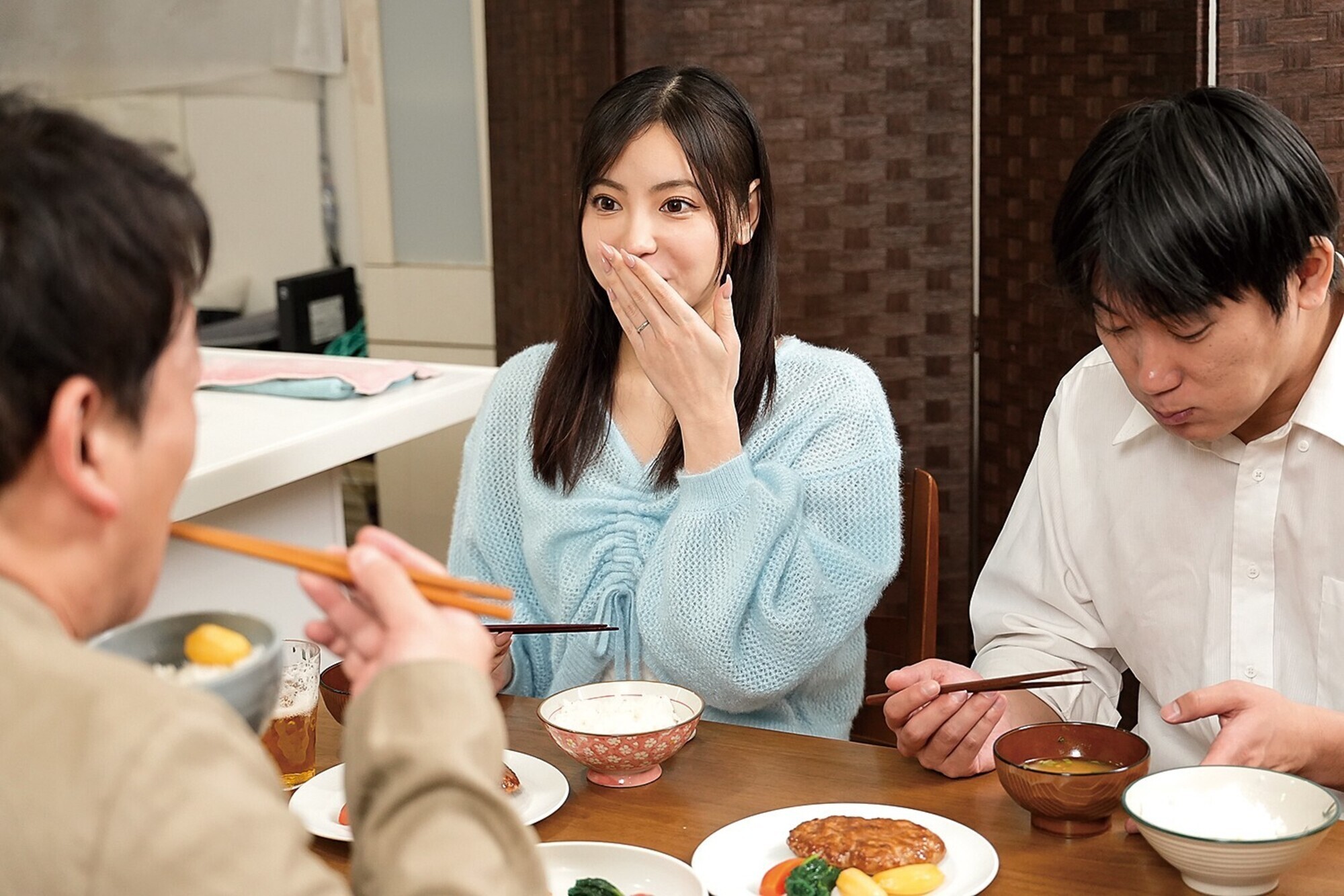 夫の兄と私のヌード撮影会 ファインダー越しに裸を見られることに快楽を覚えた私・・・ 吉澤友貴 1枚目