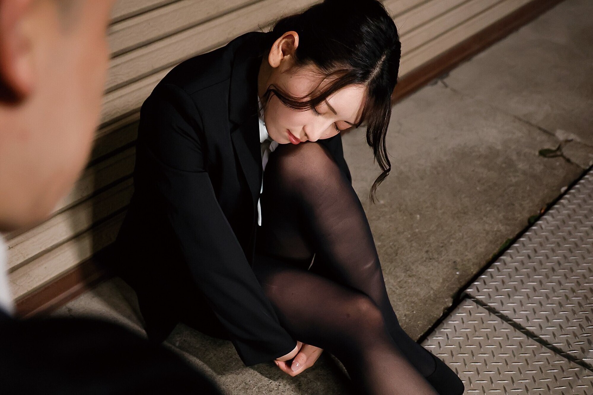 飲みすぎたフリしてデカチン部下を誘惑する淫乱女上司 紗々原ゆり 画像1