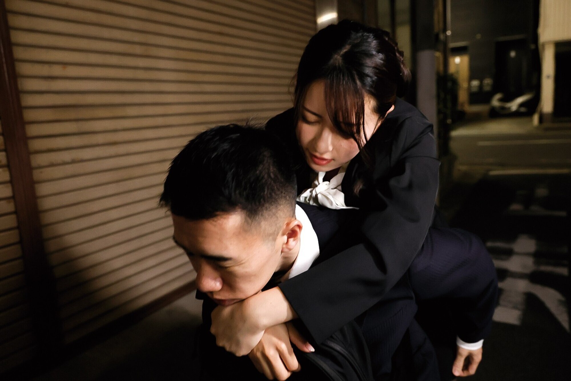 飲みすぎたフリしてデカチン部下を誘惑する淫乱女上司 紗々原ゆり 画像2