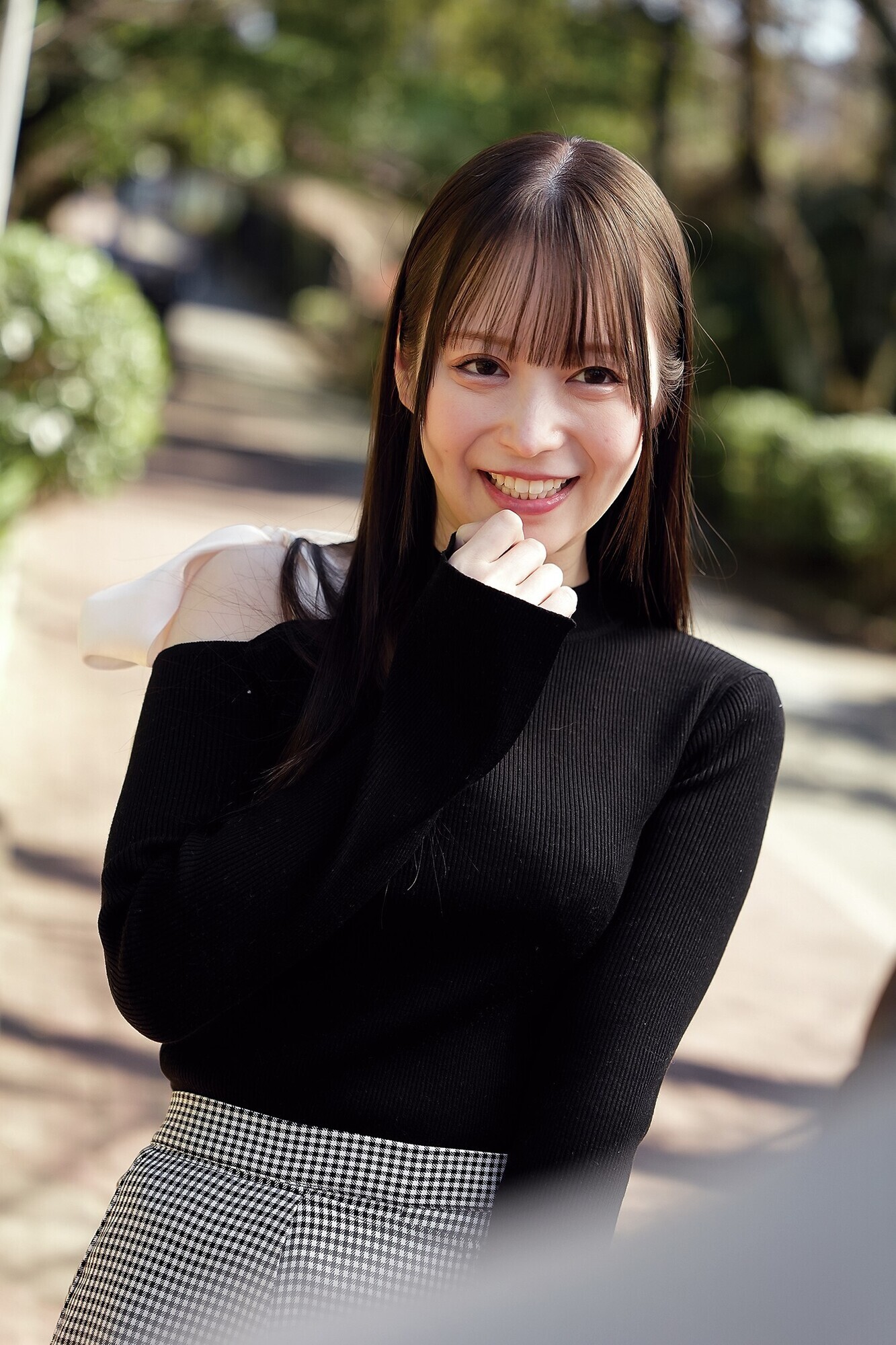 十年ぶりに再会した清楚だった同級生は色気漂う淫乱女に変貌していた! 天馬ゆい 画像1