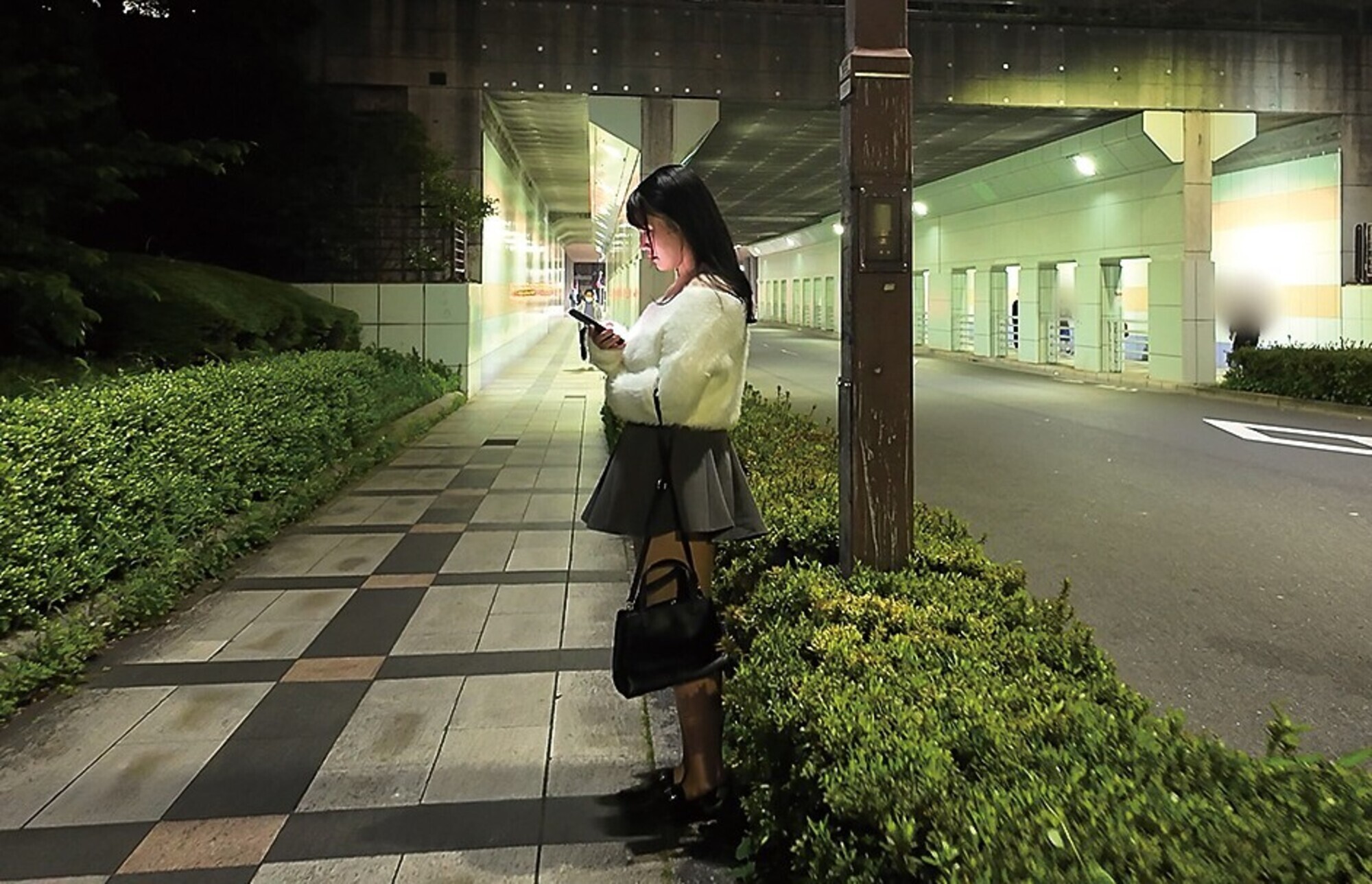 立ちんぼ巨乳女子 夜に立つ理由を密着取材! 尾崎みのり 画像1