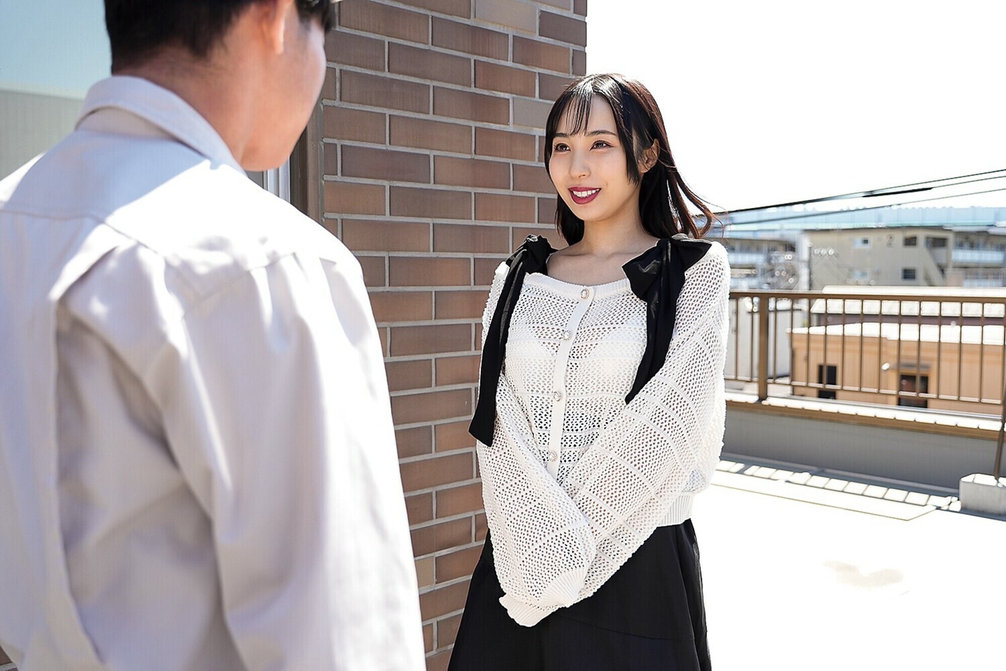 水漏れ修理に来た童貞青年をロックオン!ローターを見せつけ実演オナニー、夫の出張中には玄関全裸即尺!ド変態人妻の圧倒的フェロモンで青年の精液を搾り取る強制童貞喪失 藤川乃風 2枚目