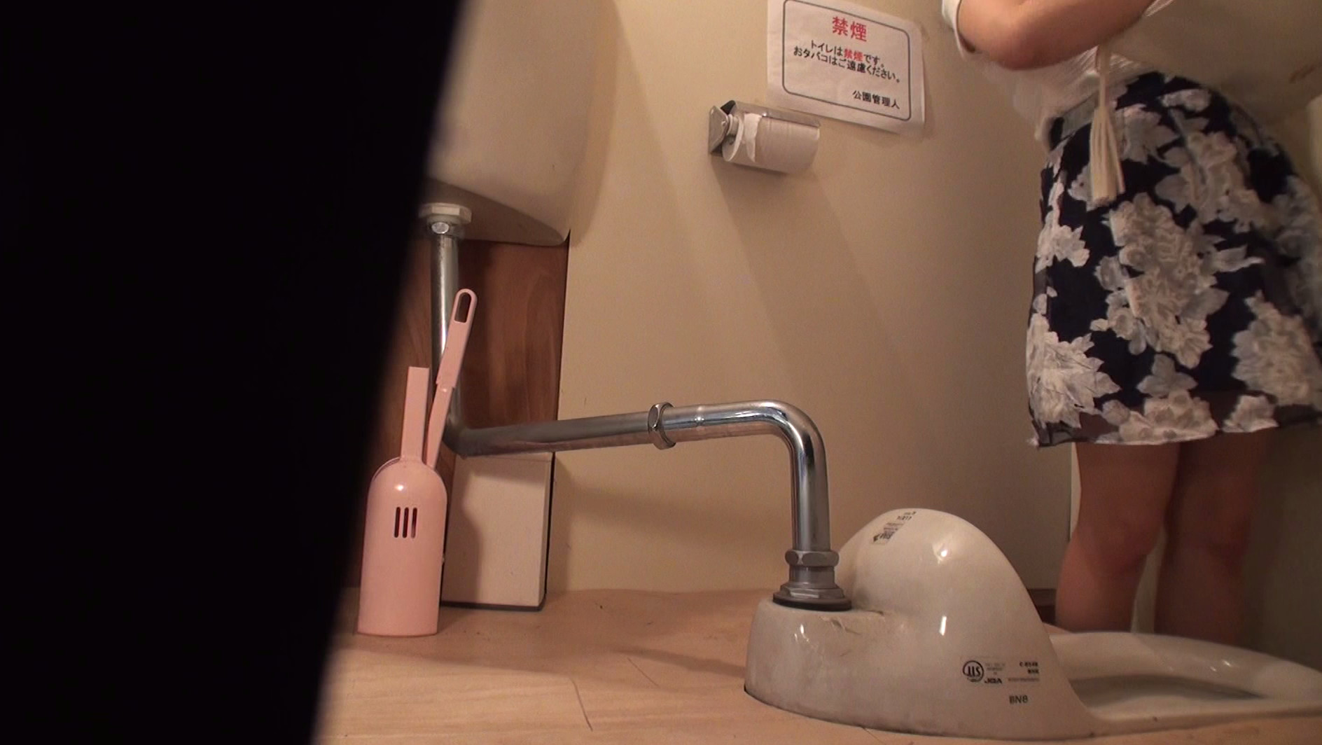 花火大会の仮設トイレでアナルもオマ○コも全開!声を押し殺し指だけでピチャピチャイク事に没頭するオナニー姿を勝手に一部始終盗撮させていただきました。 画像19