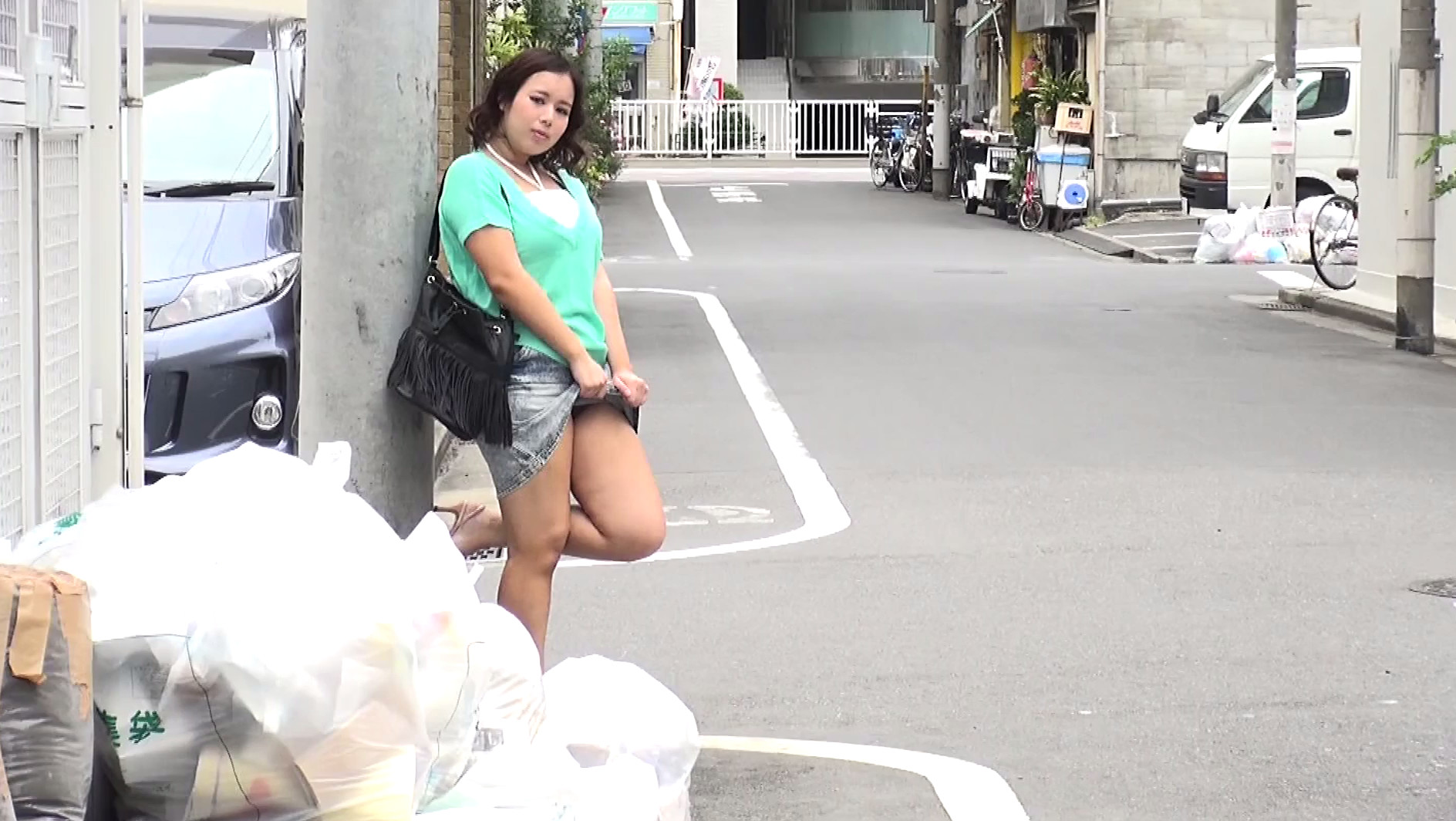 スケベそうな人妻を覗き見してたら誘われ自慰を見せ付けられた・・・露出願望のある変態妻痙攣連続絶頂オナニー 2 画像18
