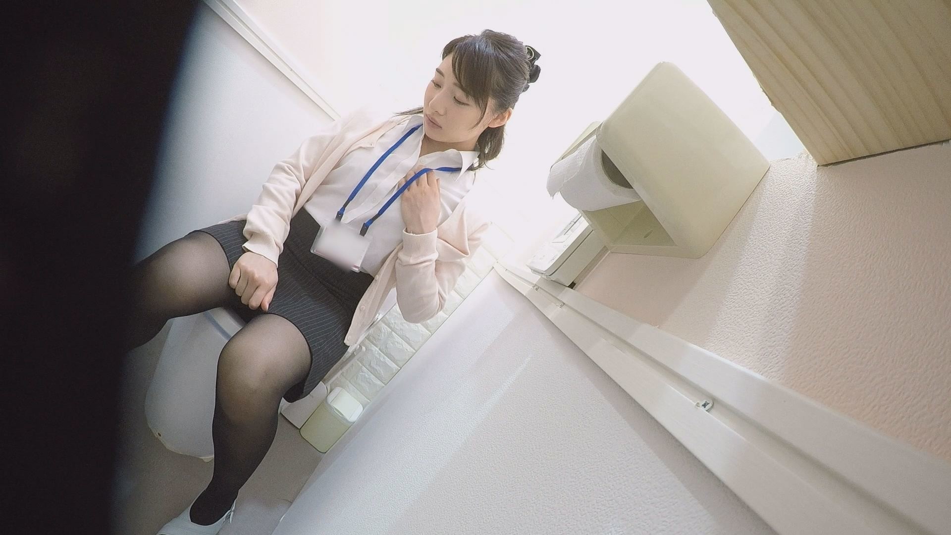 オフィスビル 女子トイレ放尿OL盗撮オナニー 画像1