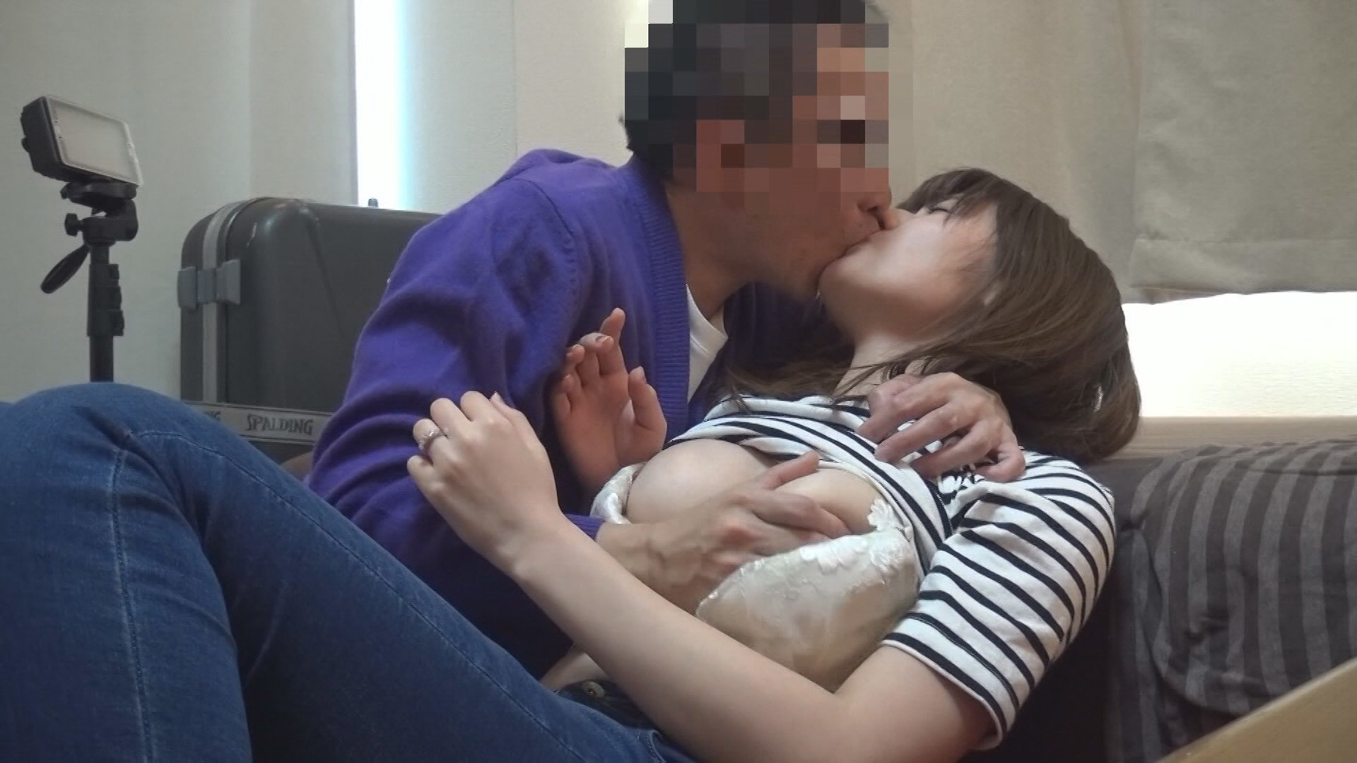 (秘)隠し撮り映像流出!! 中年おやじが隠し撮りした人妻との秘め事 8 おじさんの口車にのせられ最後までヤラレちゃった!! 画像2