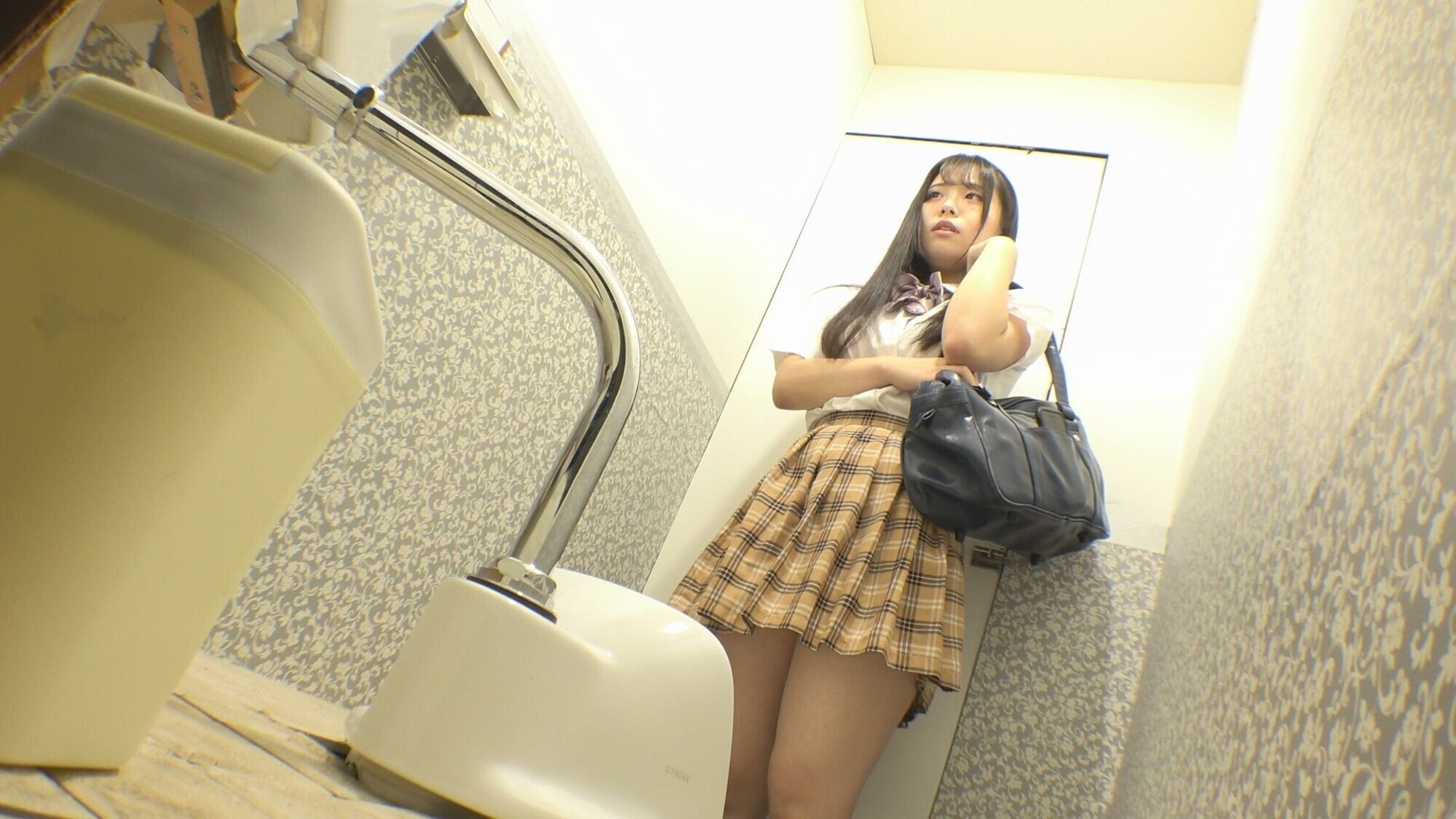 【流出映像】 女子〇生 公衆トイレ下校中オナニー 放尿・動画124分