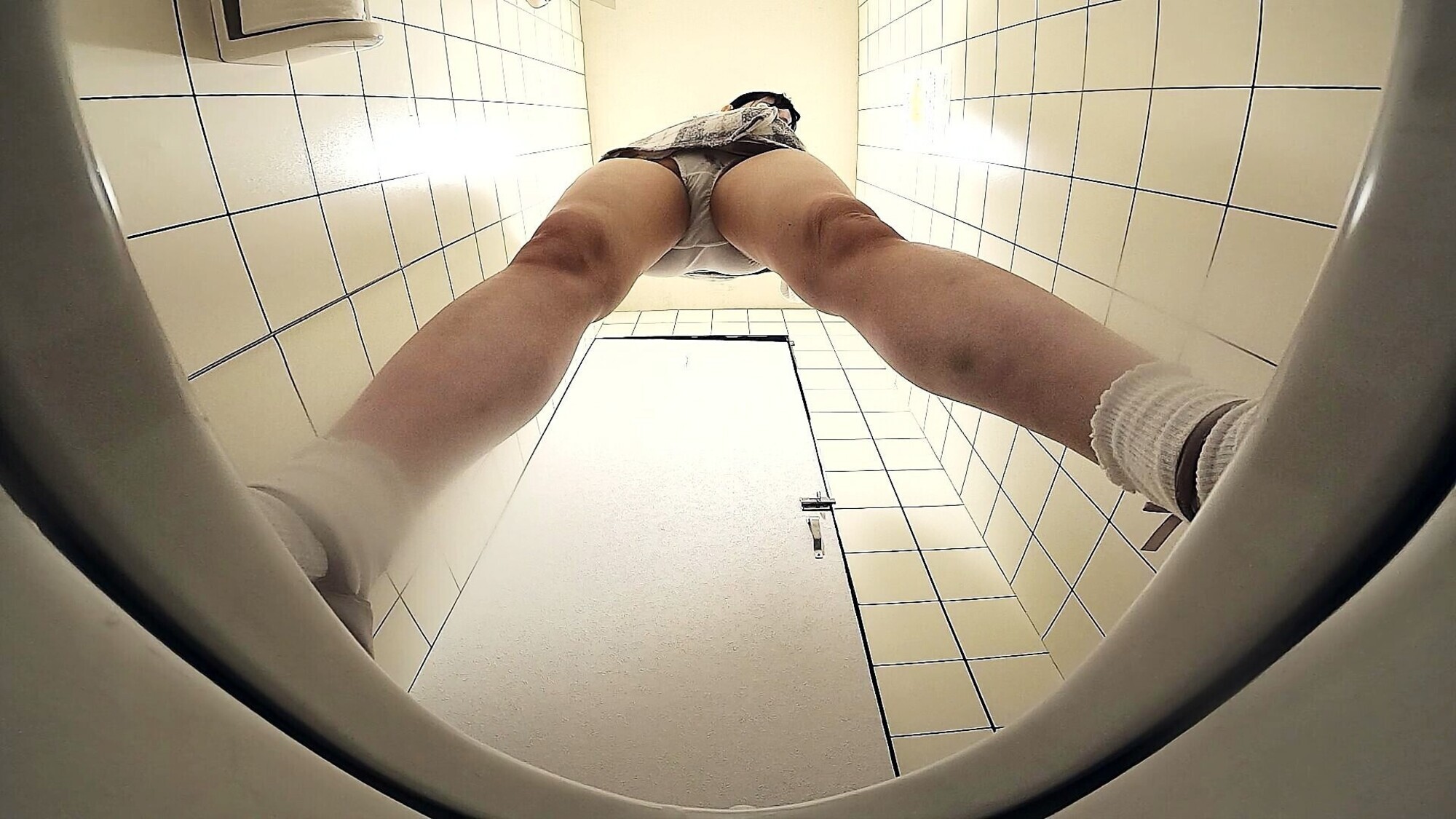 女子トイレ覗き迫力の放尿と生々しいオナニー #8 画像7