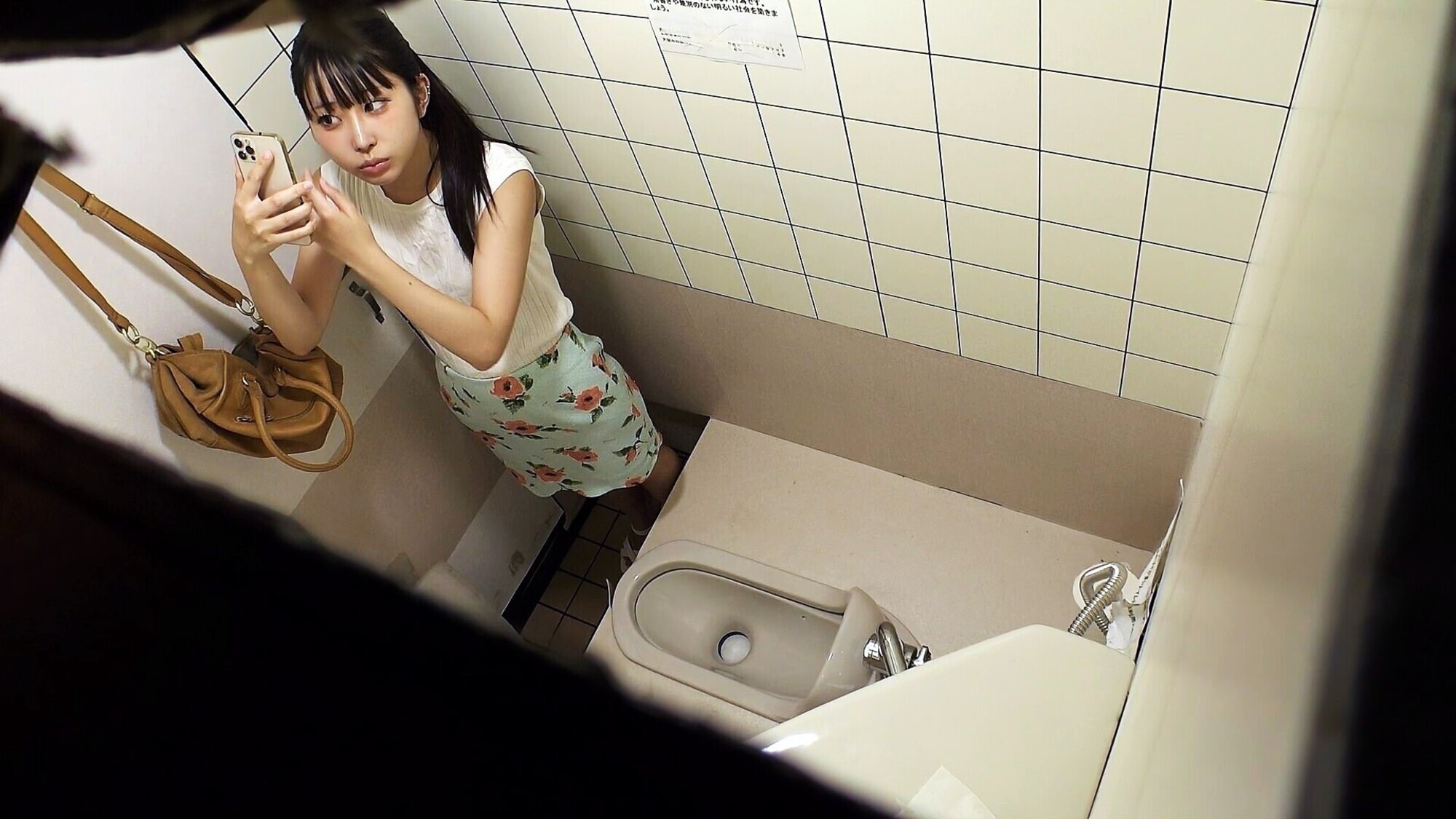 公衆トイレで発情する女 放尿オナニー覗き撮り vol.7 画像1